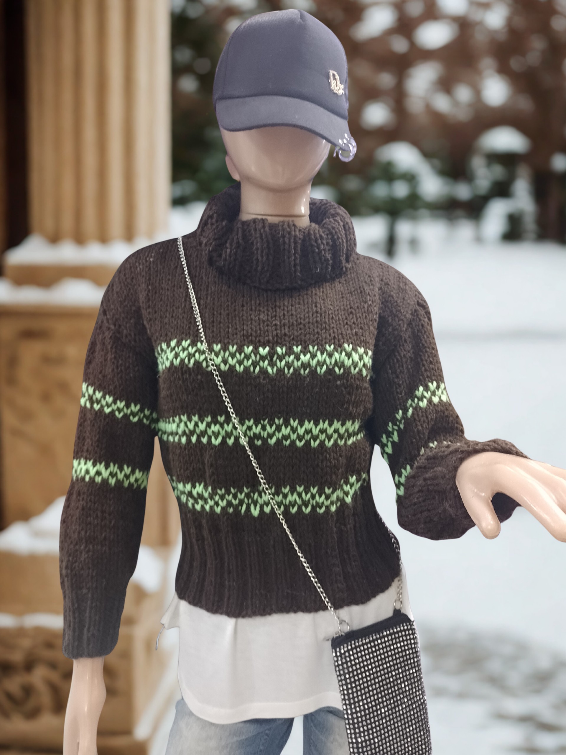 Suéter de punto marrón con rayas verdes