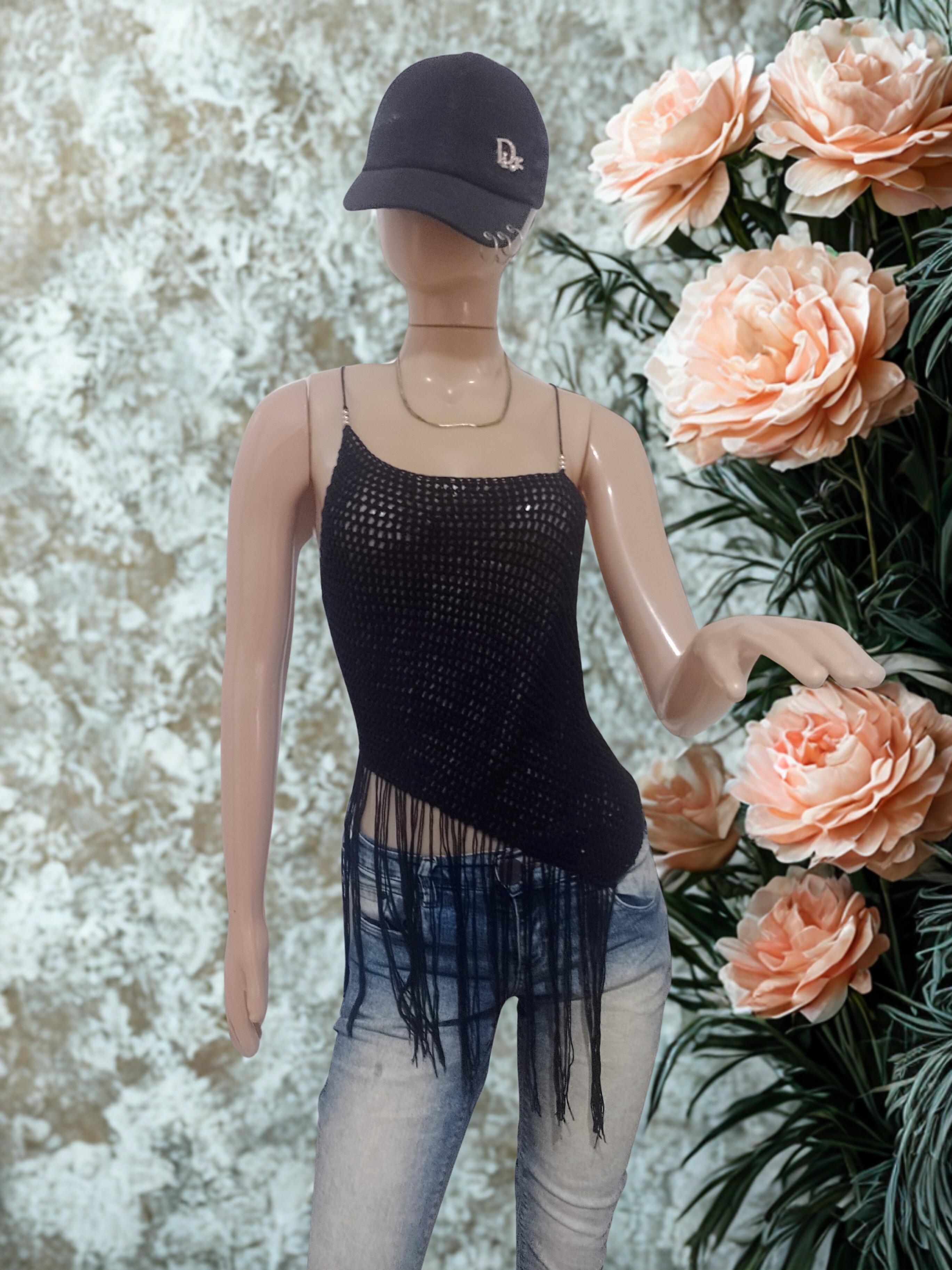 Top negro tejido con flecos