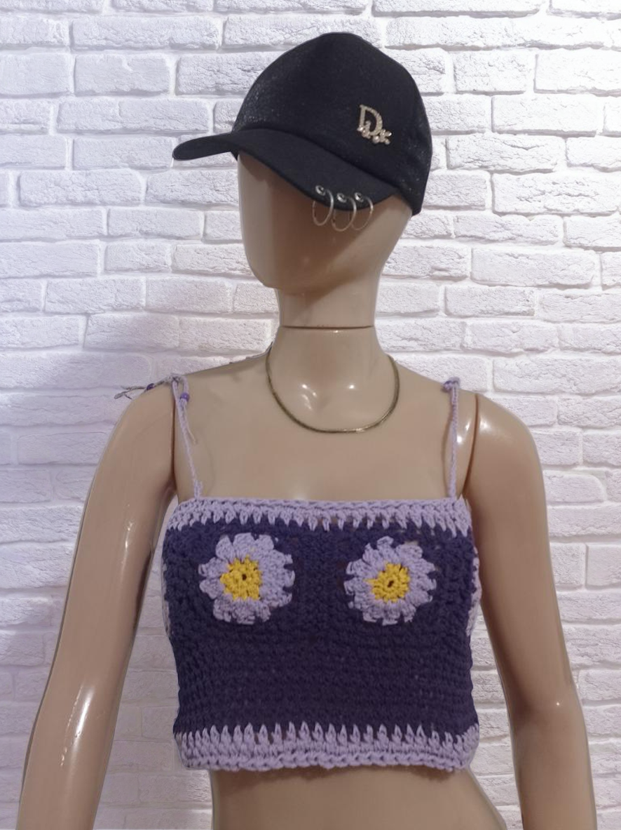 Top crochet con margaritas