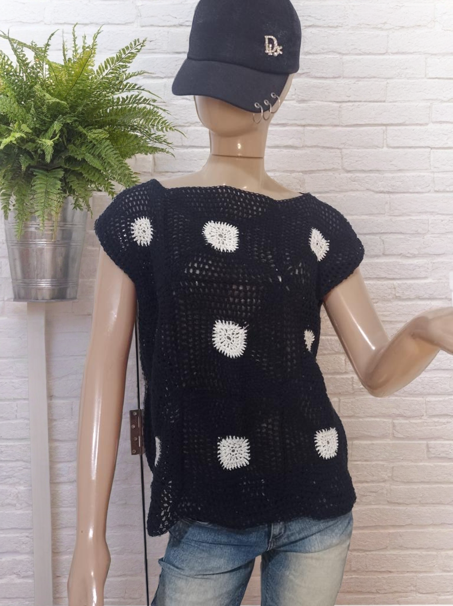 Blusa tejida negra con detalles blancos