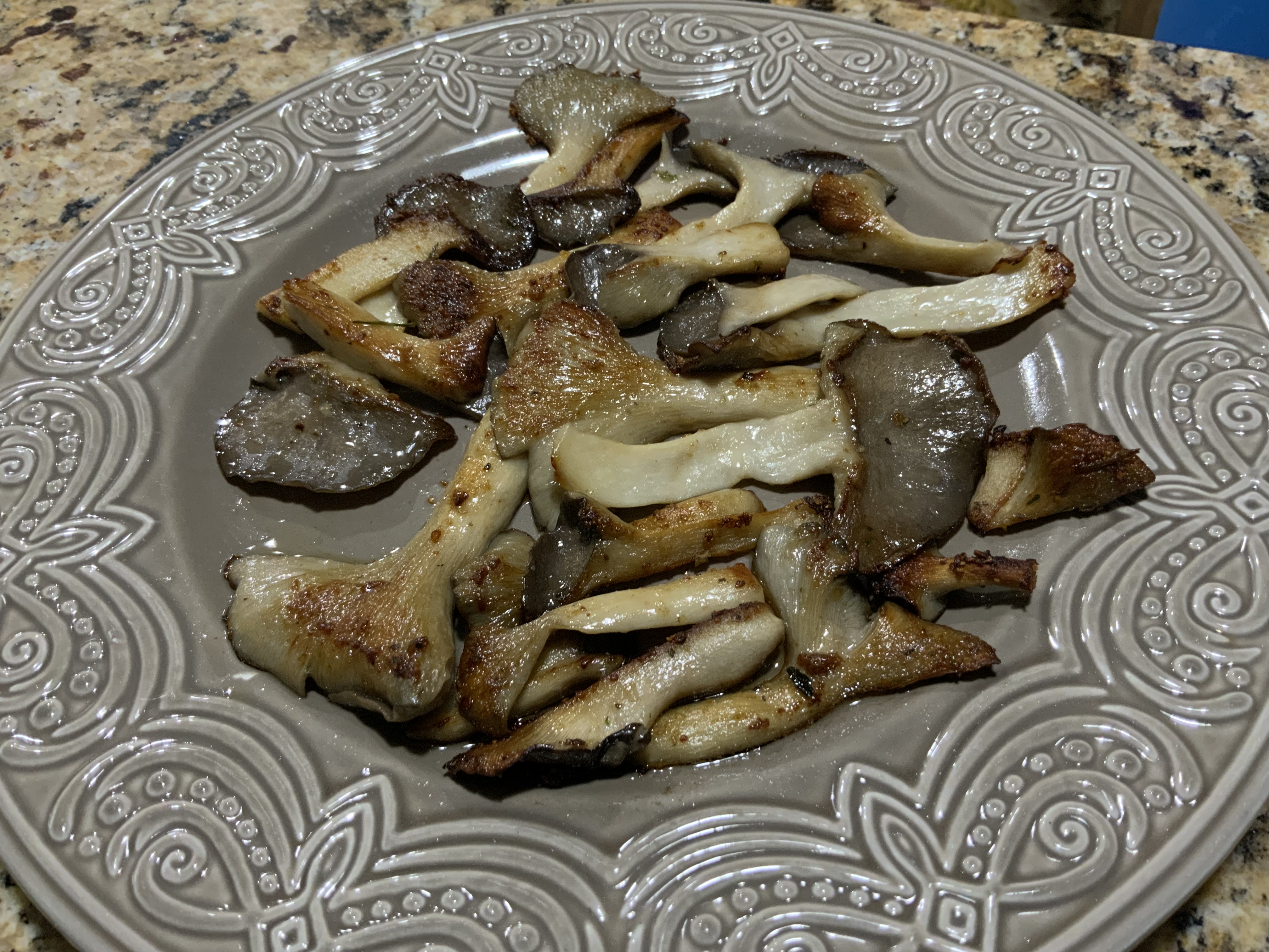 Organic Gourmet Black Pearl King Oyster Mushrooms (Pleurotus ostreatus)