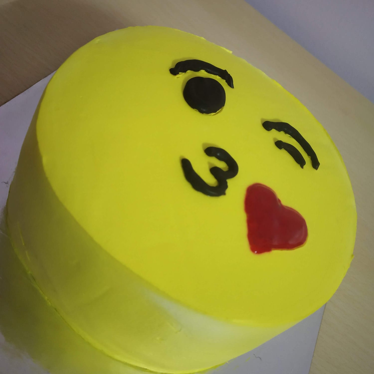 Kissing Emoji Cake