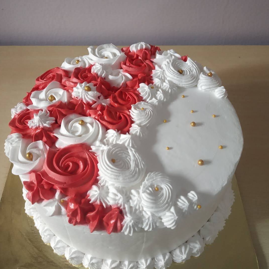 Elegant Floral Cream Cake