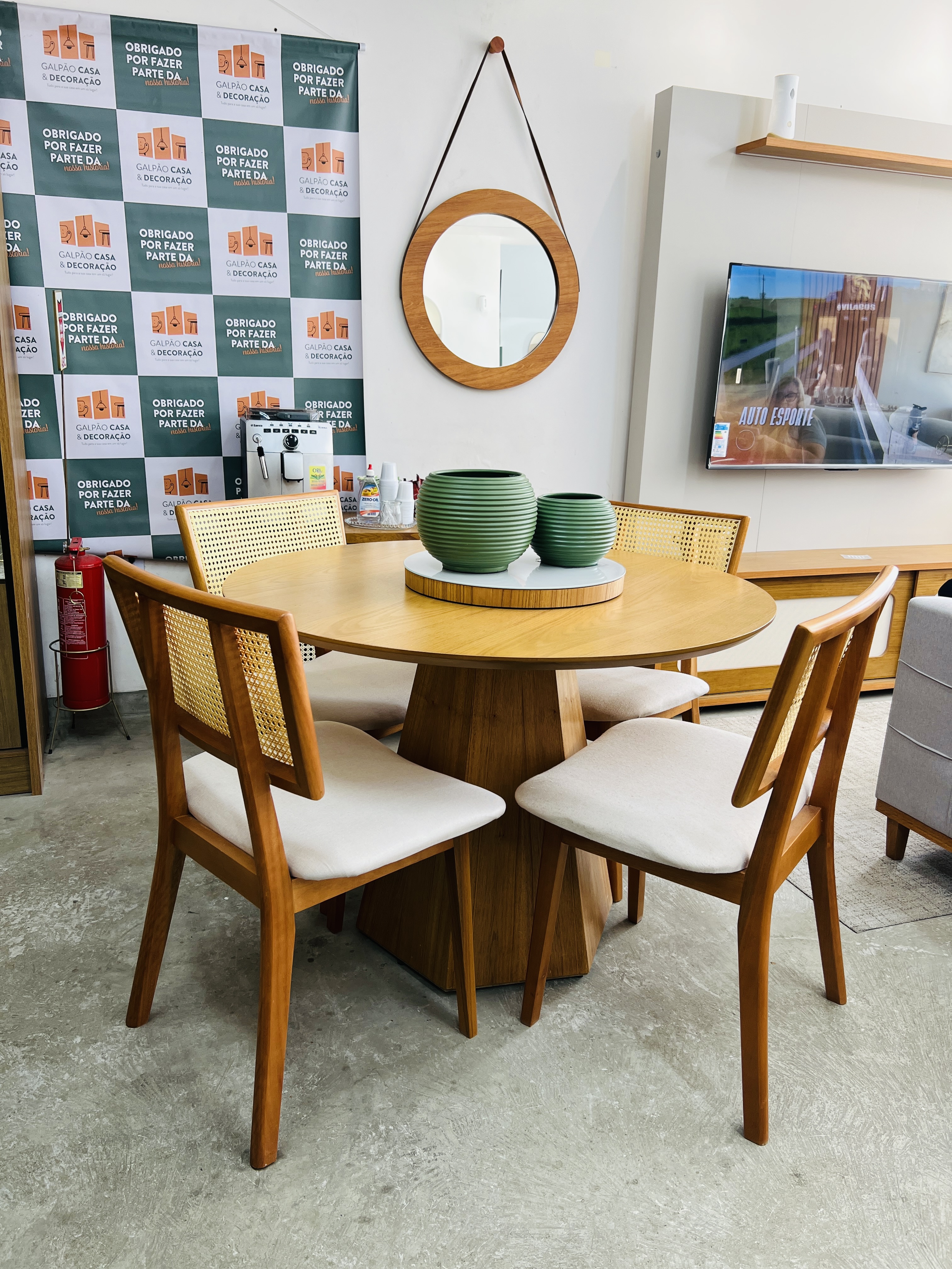 Mesa Ômega 110 + 4 Cadeiras Lívia