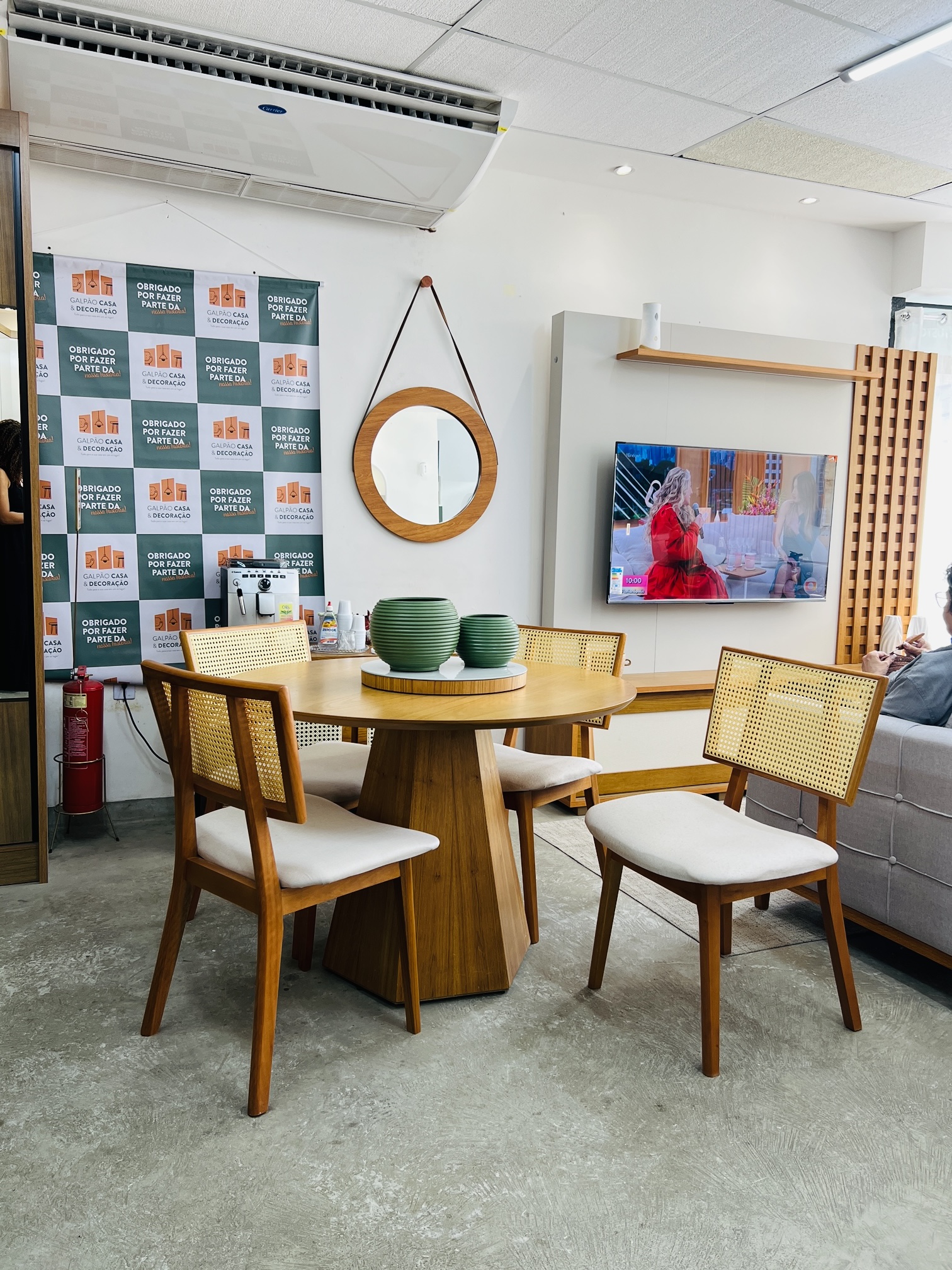 Mesa Ômega 110 + 4 Cadeiras Lívia