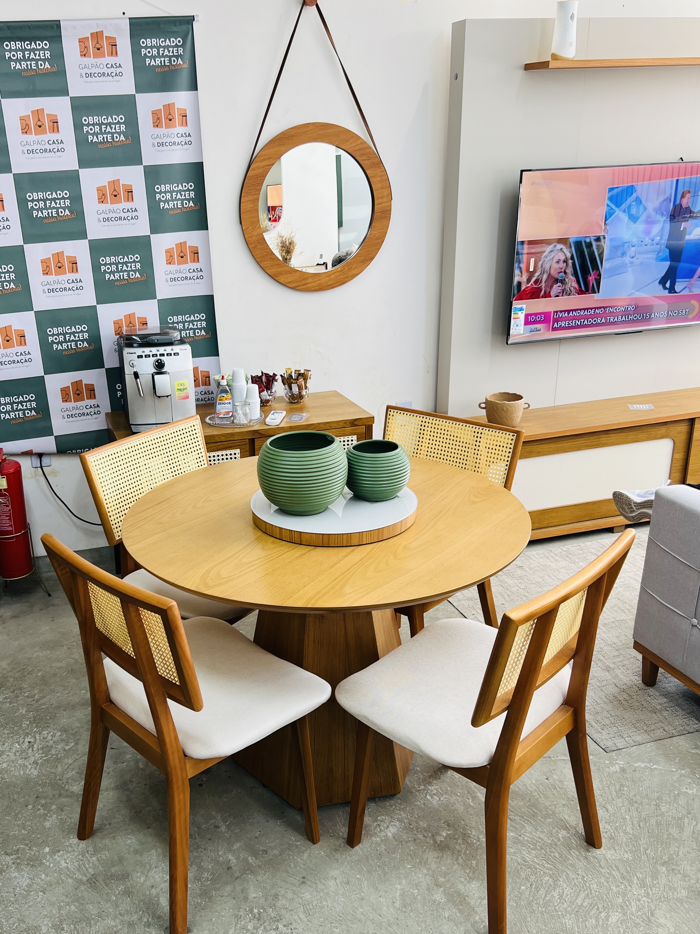 Mesa Ômega 110 + 4 Cadeiras Lívia