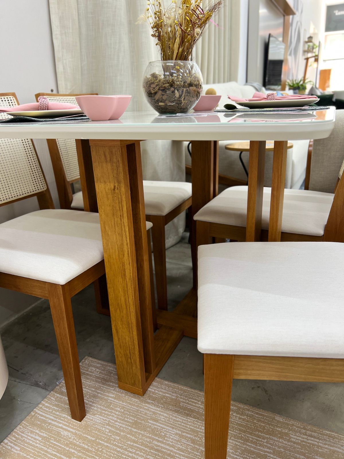 Mesa Flora 95x95 + 4 Cadeiras Marcela 