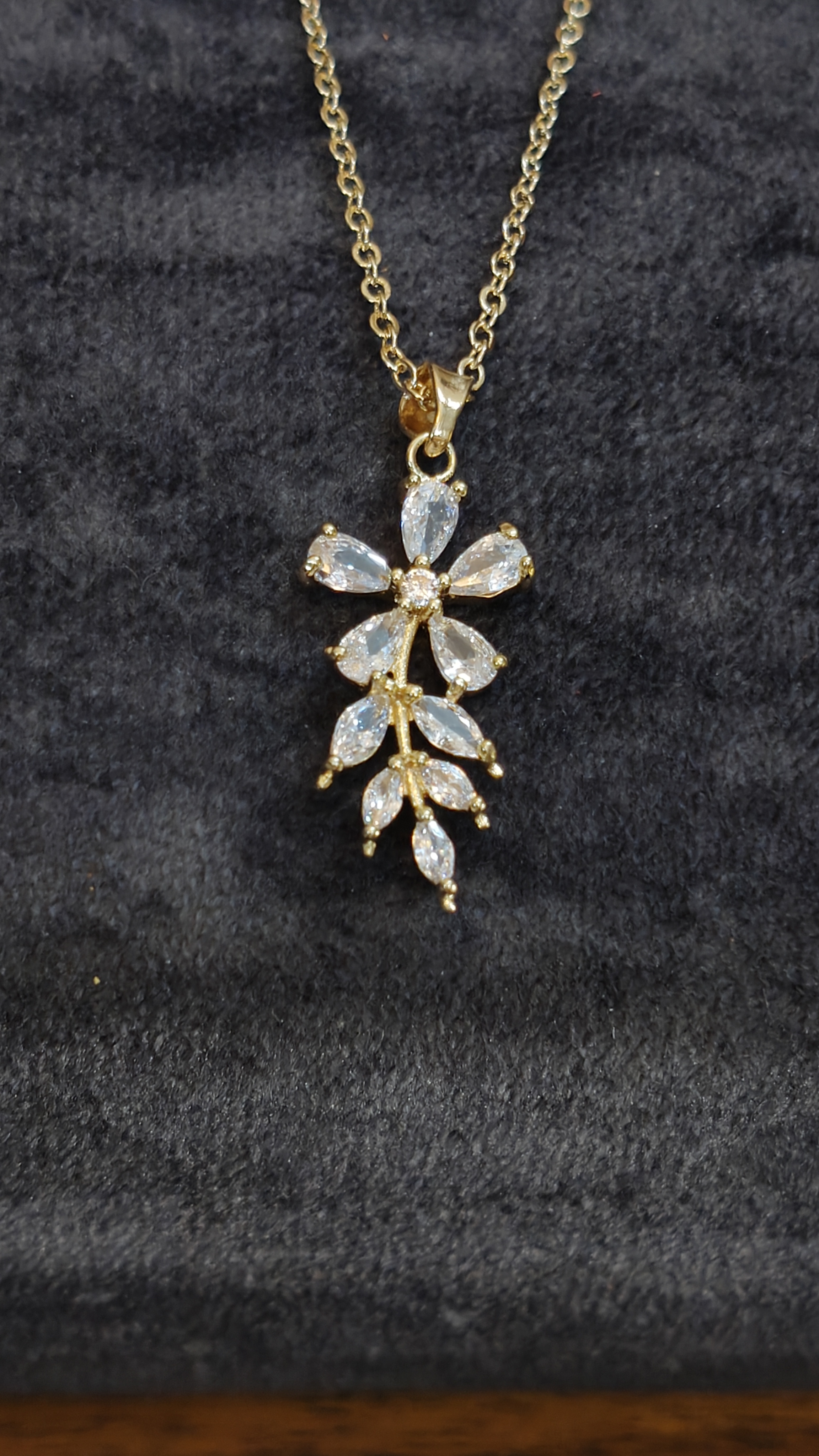 Elegant Floral Pendant Necklace