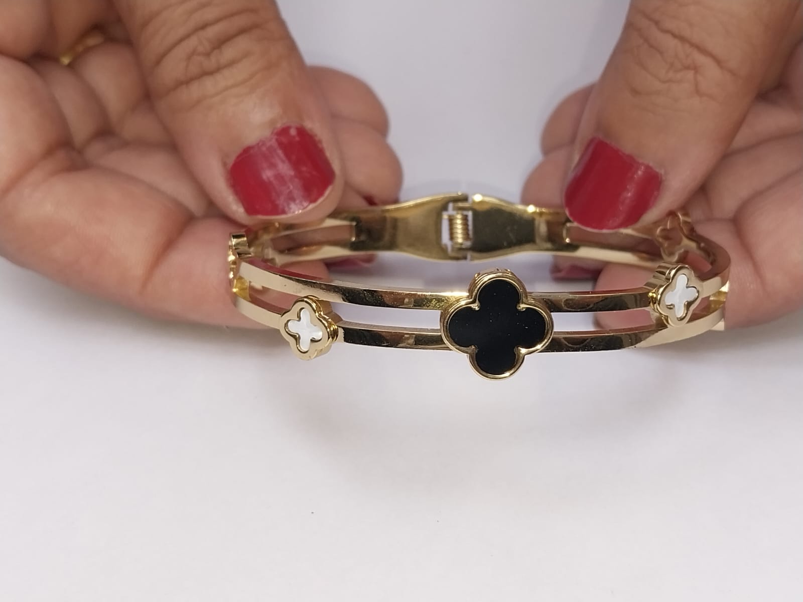 Elegant Clover Design Gold Bracelet-anti tarnish