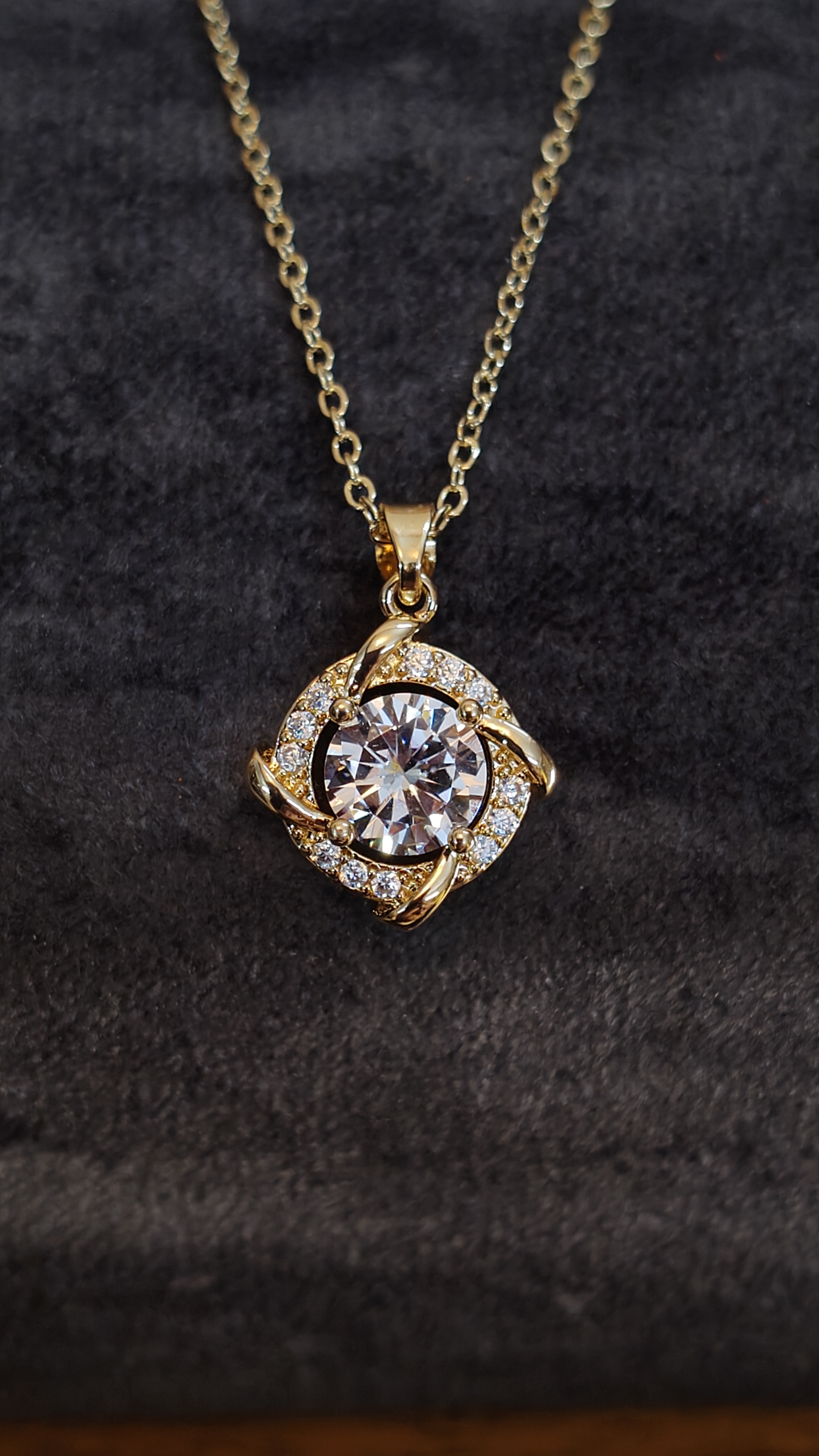 Elegant Gold Pendant Necklace