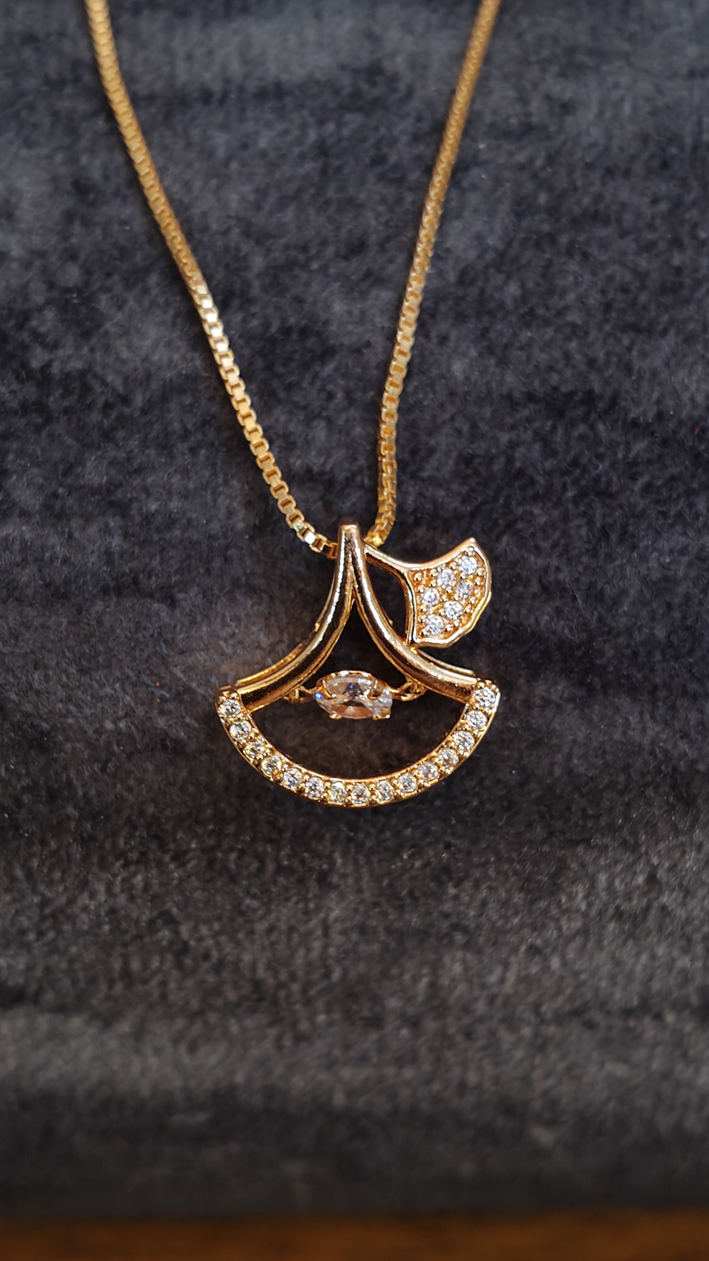 Elegant Gold Pendant Necklace