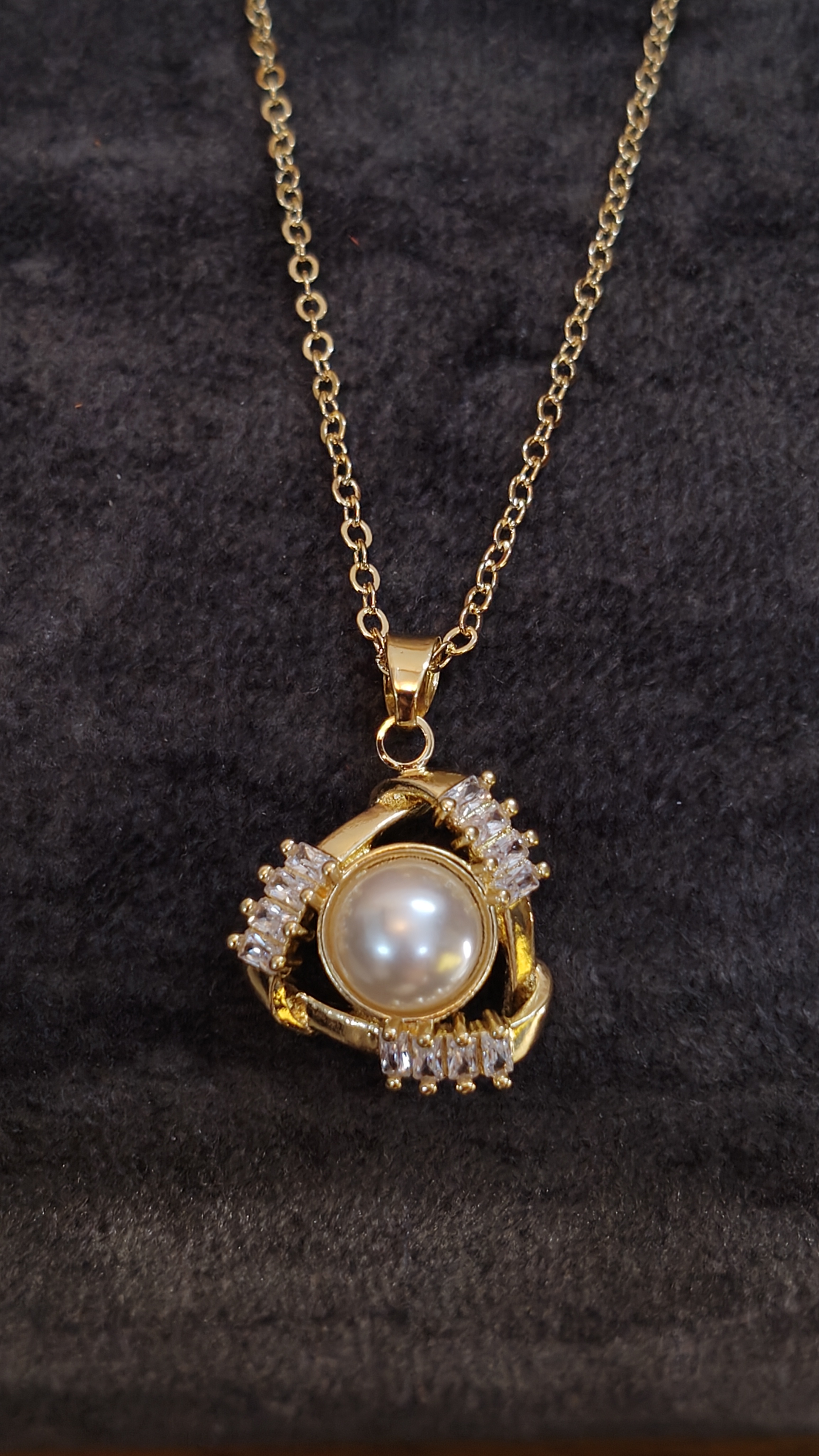 Elegant Pearl Pendant Necklace