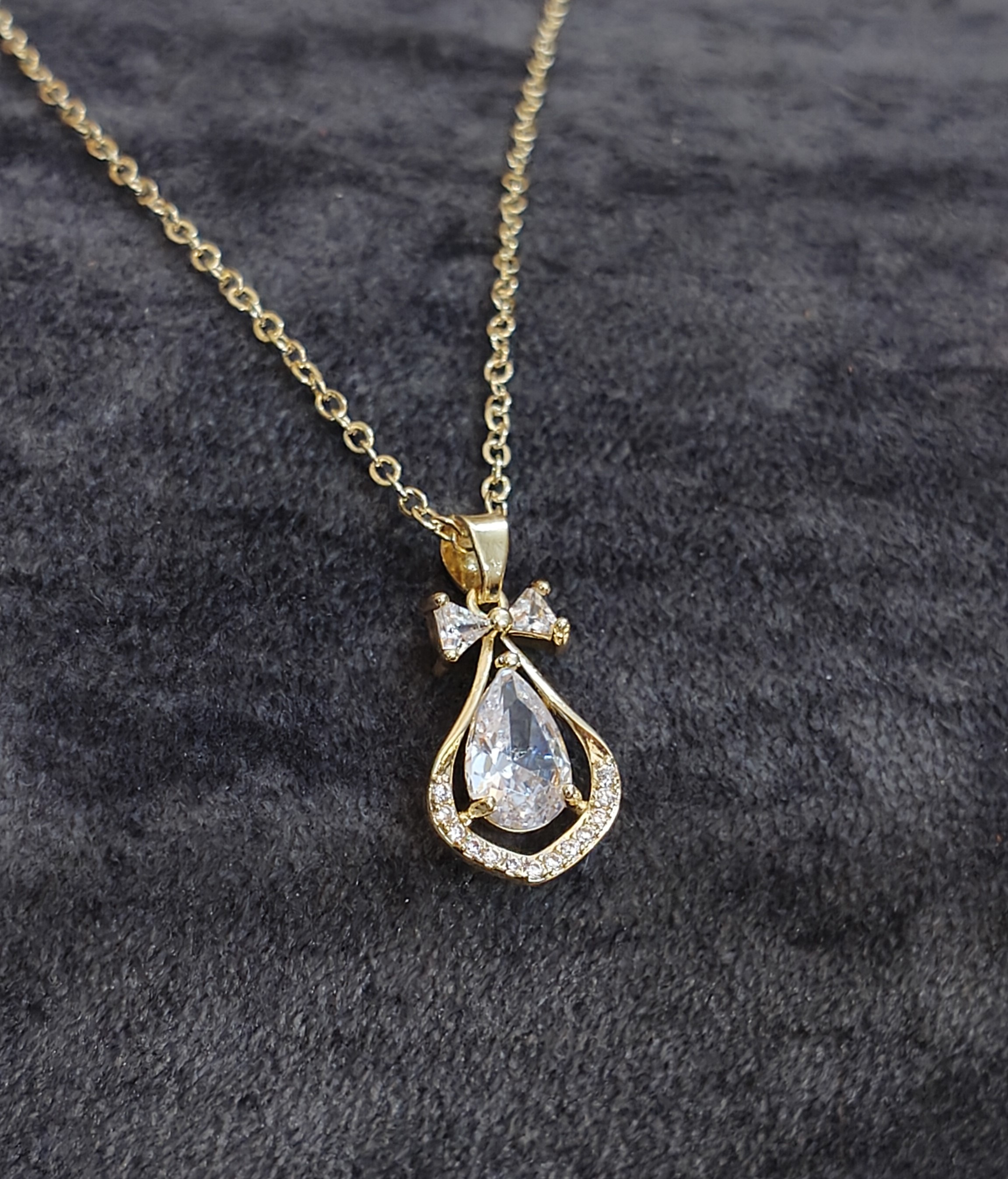Elegant Gold Pendant Necklace