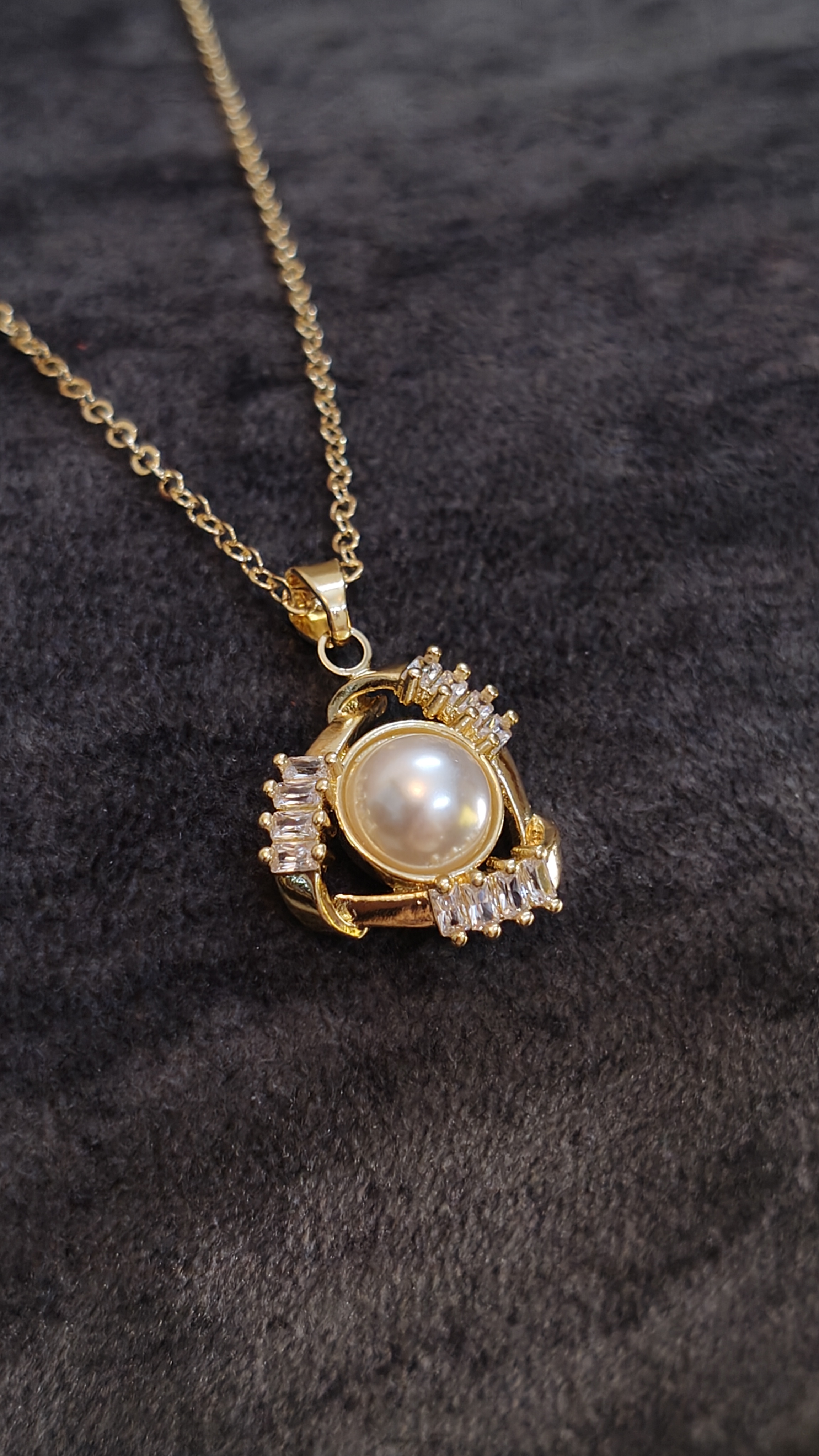 Elegant Pearl Pendant Necklace
