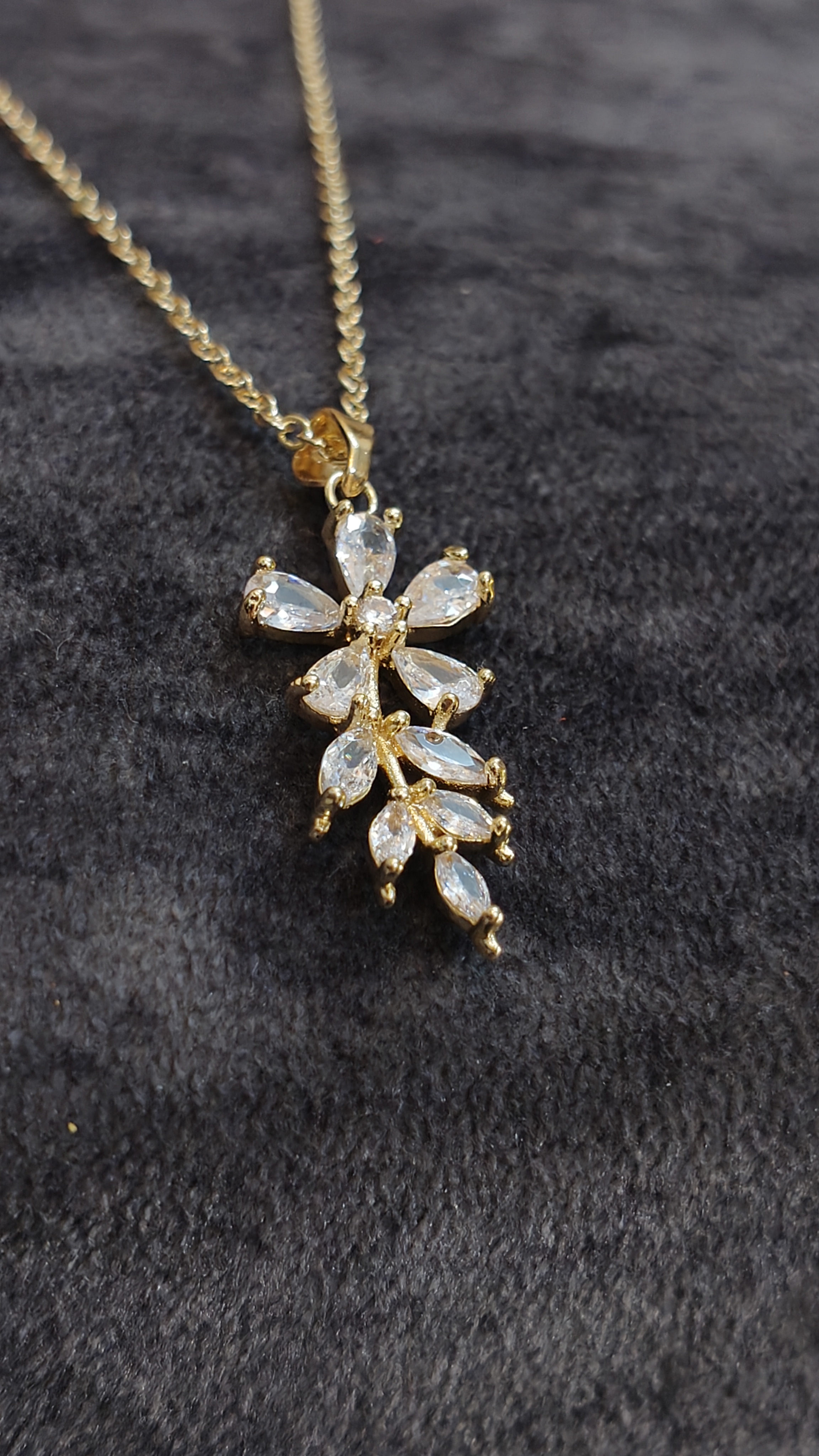 Elegant Floral Pendant Necklace