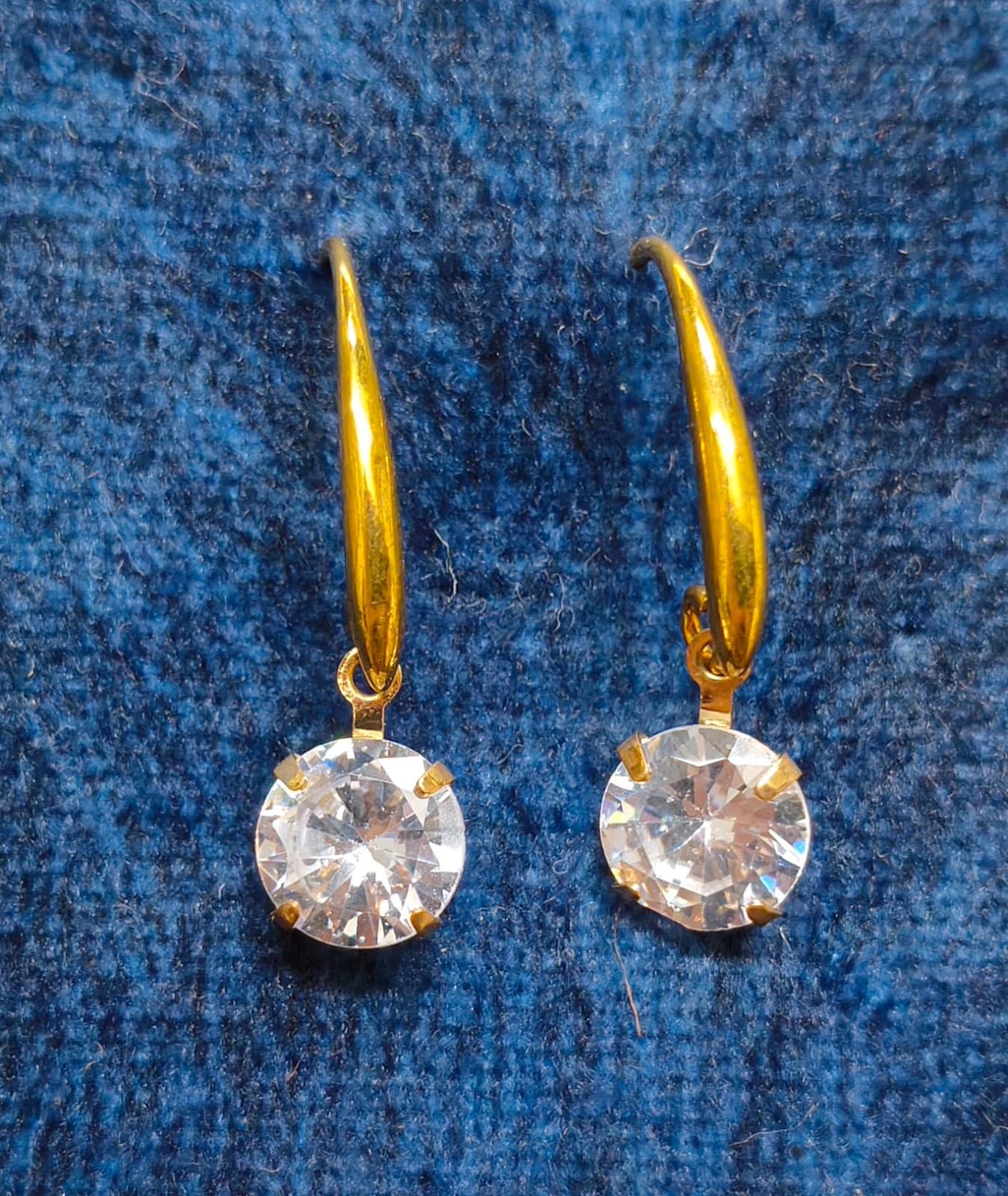 Elegant Gold and Crystal Earring