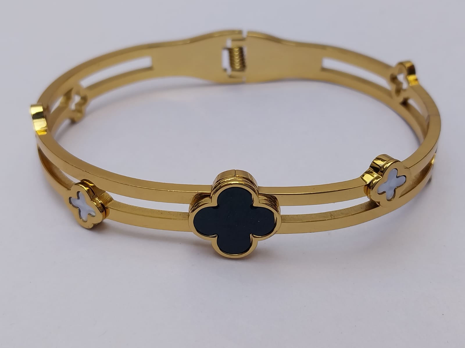 Elegant Clover Design Gold Bracelet-anti tarnish