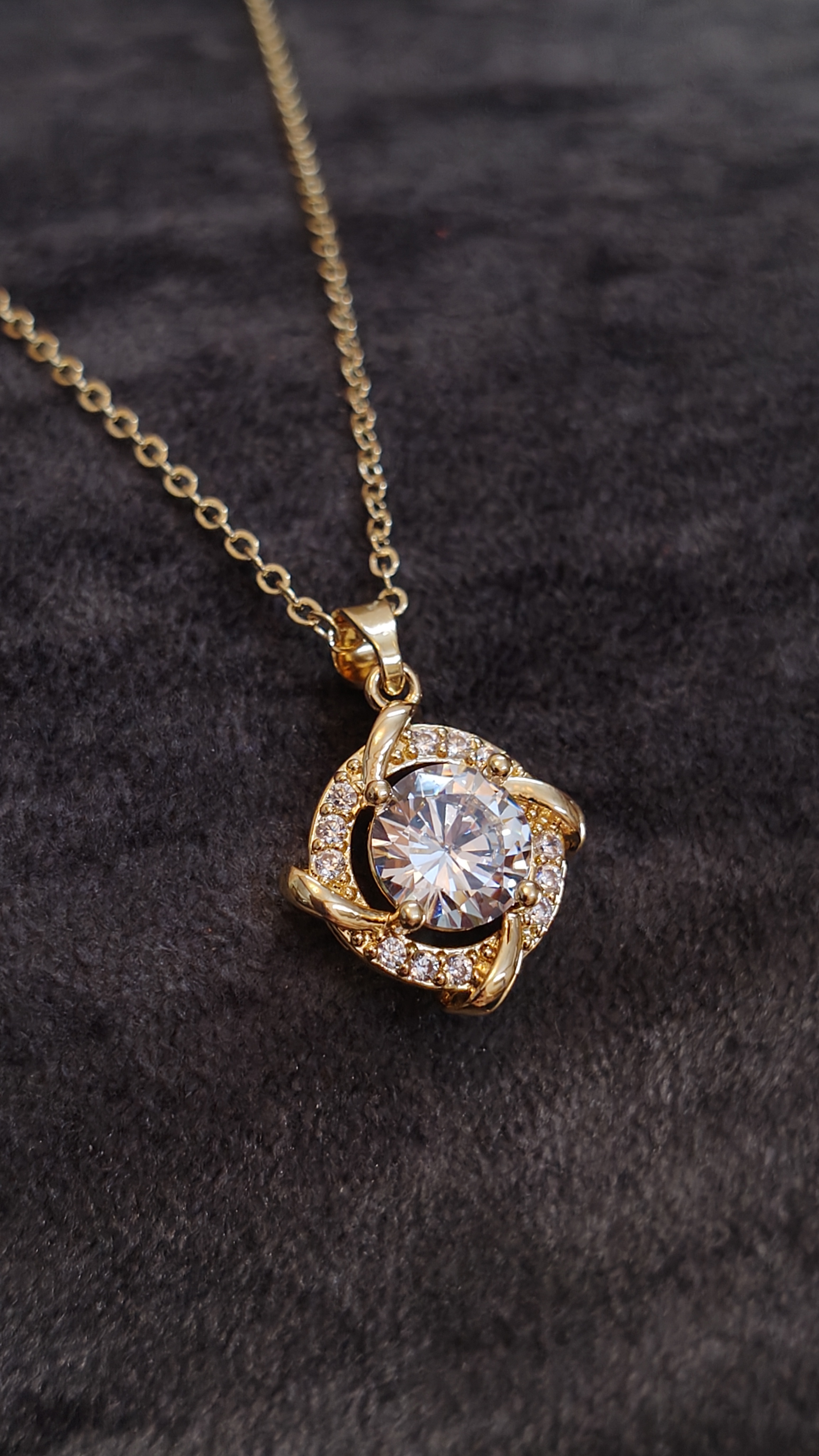Elegant Gold Pendant Necklace