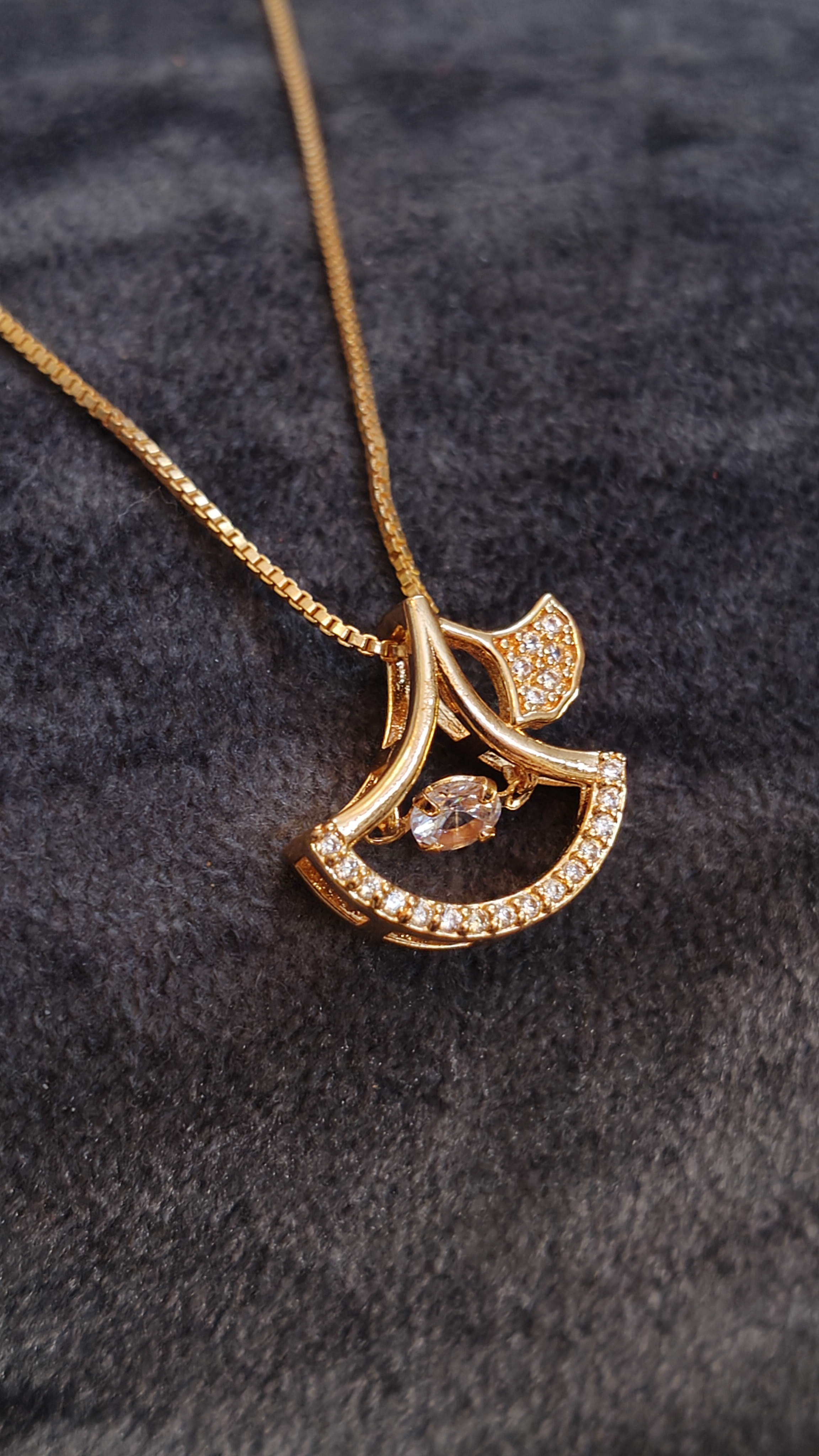Elegant Gold Pendant Necklace