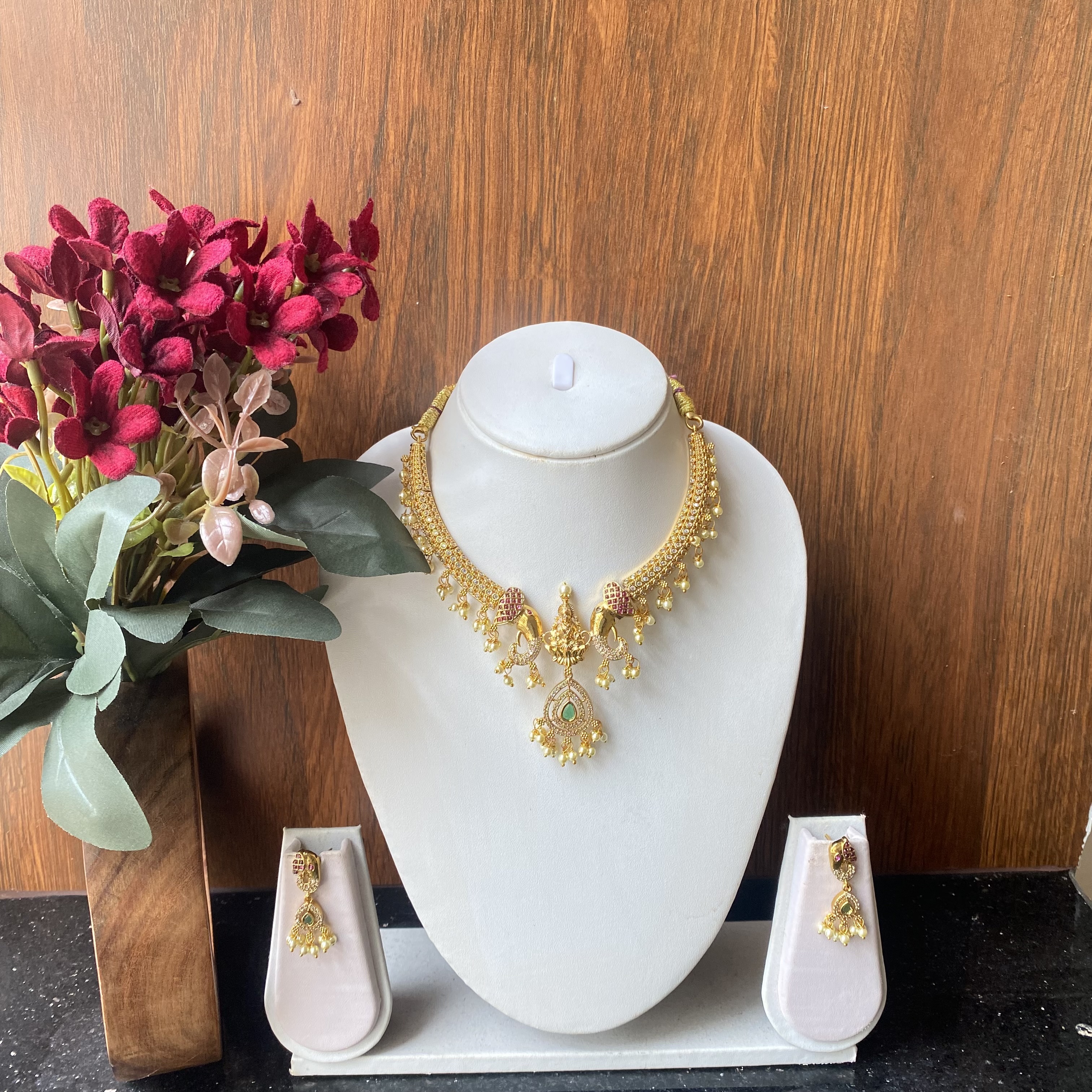 Elephant motiff hasli necklace gold finish