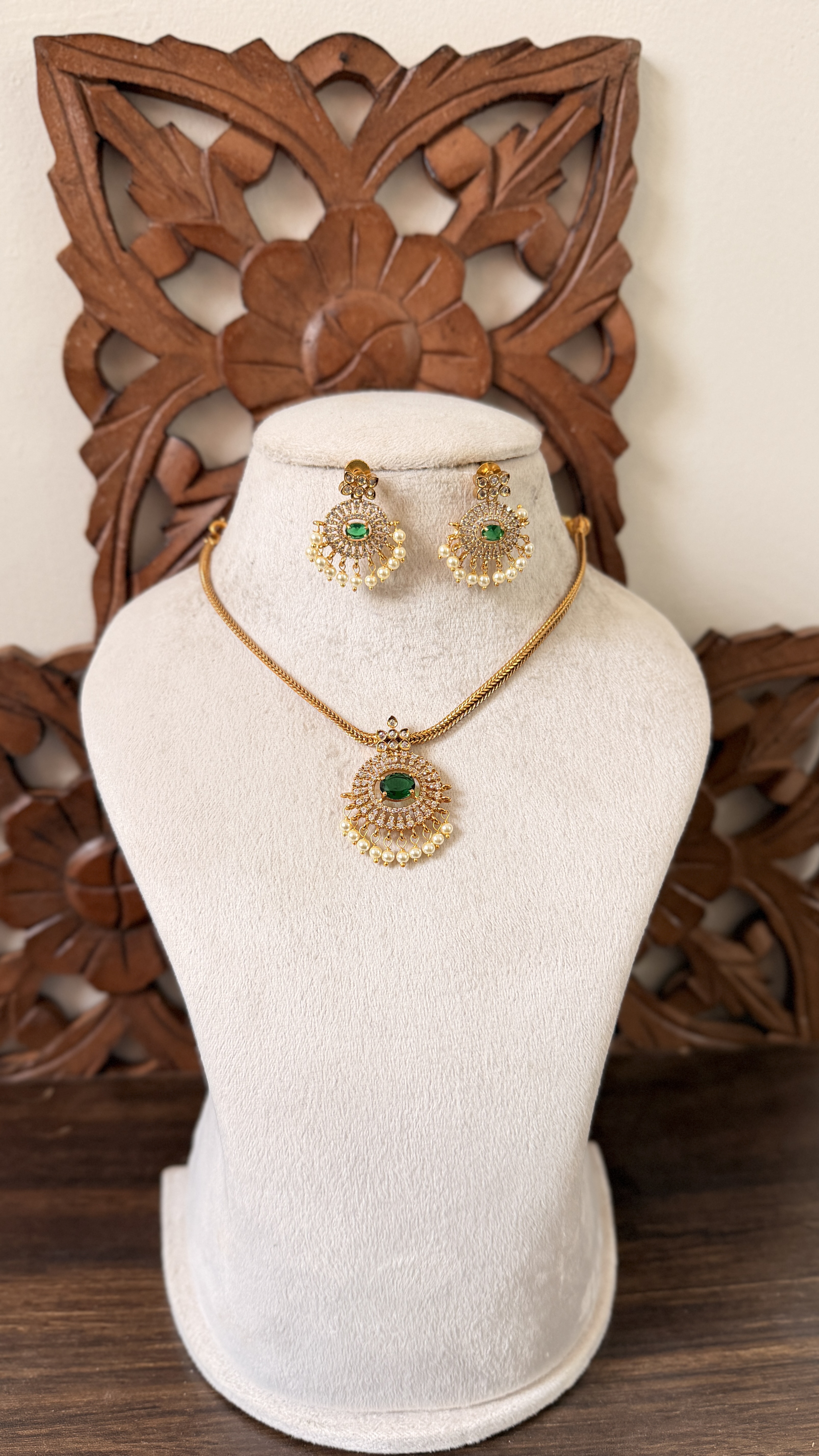 Emerald pendant and pearl LTS66