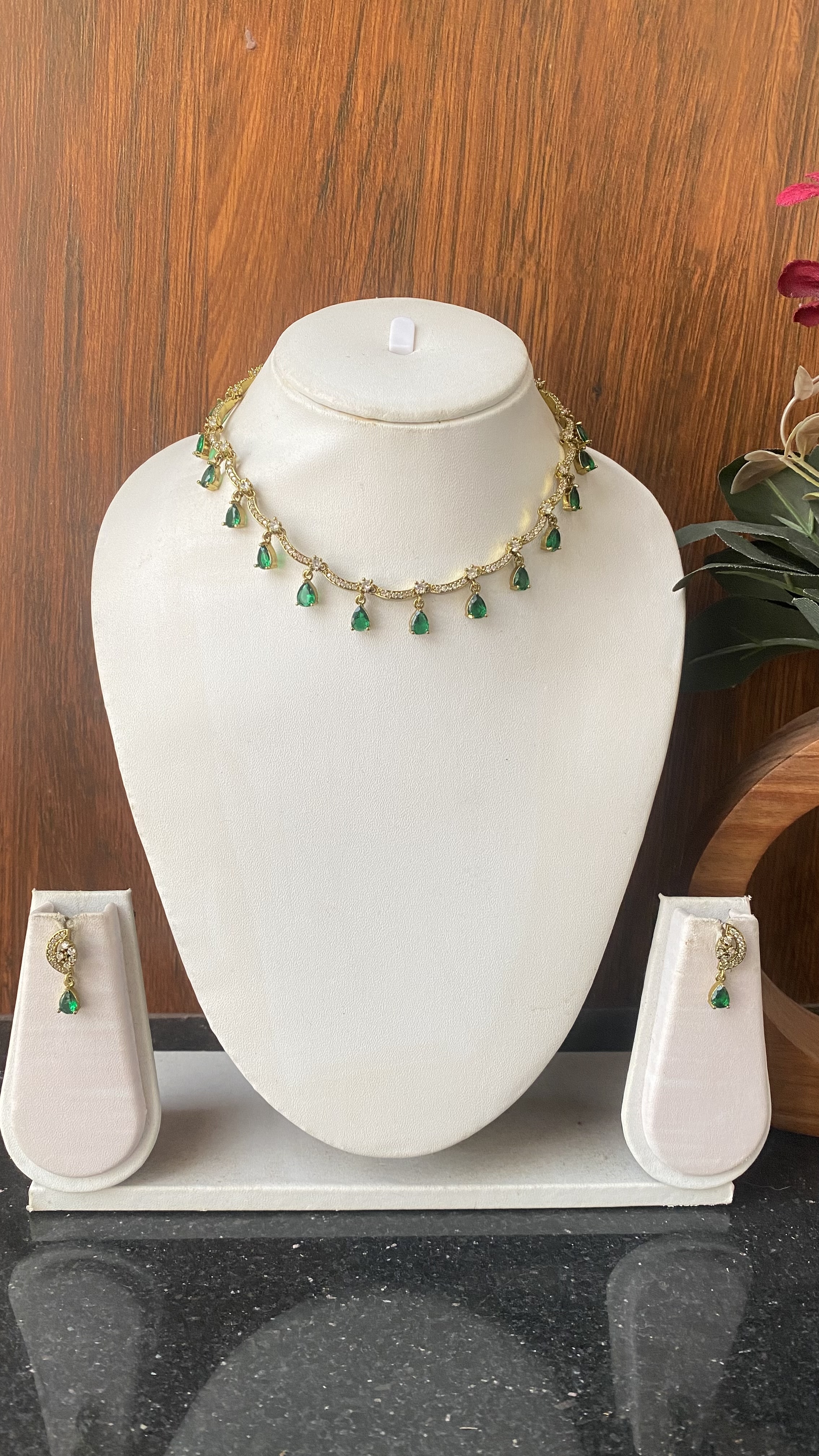 Emerald /green stone drop necklace DLA763