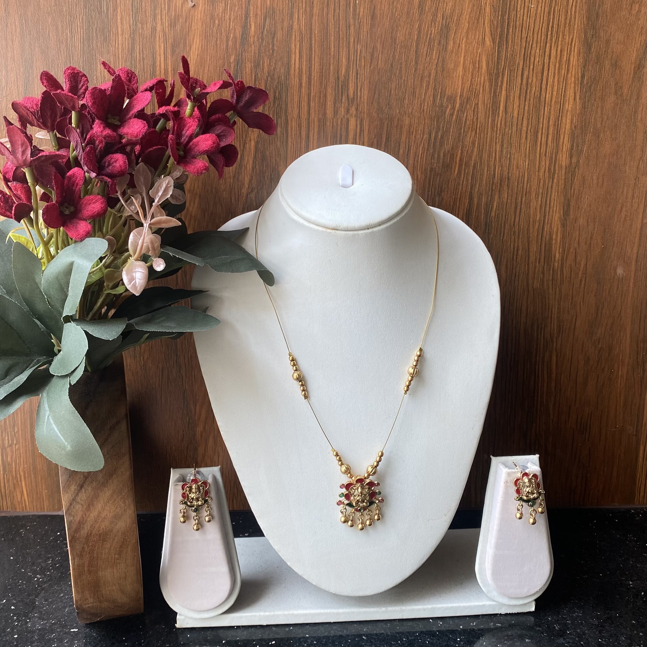 Temple invisible chain with earrings