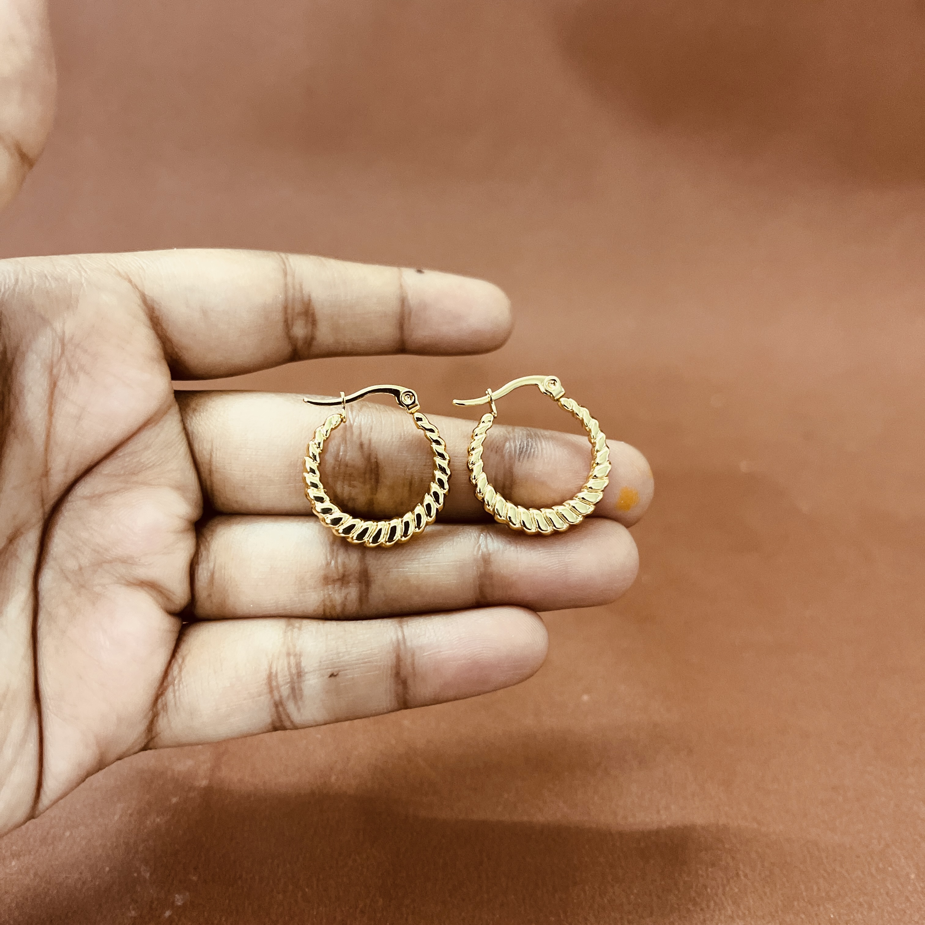 Textured hoop earrings 