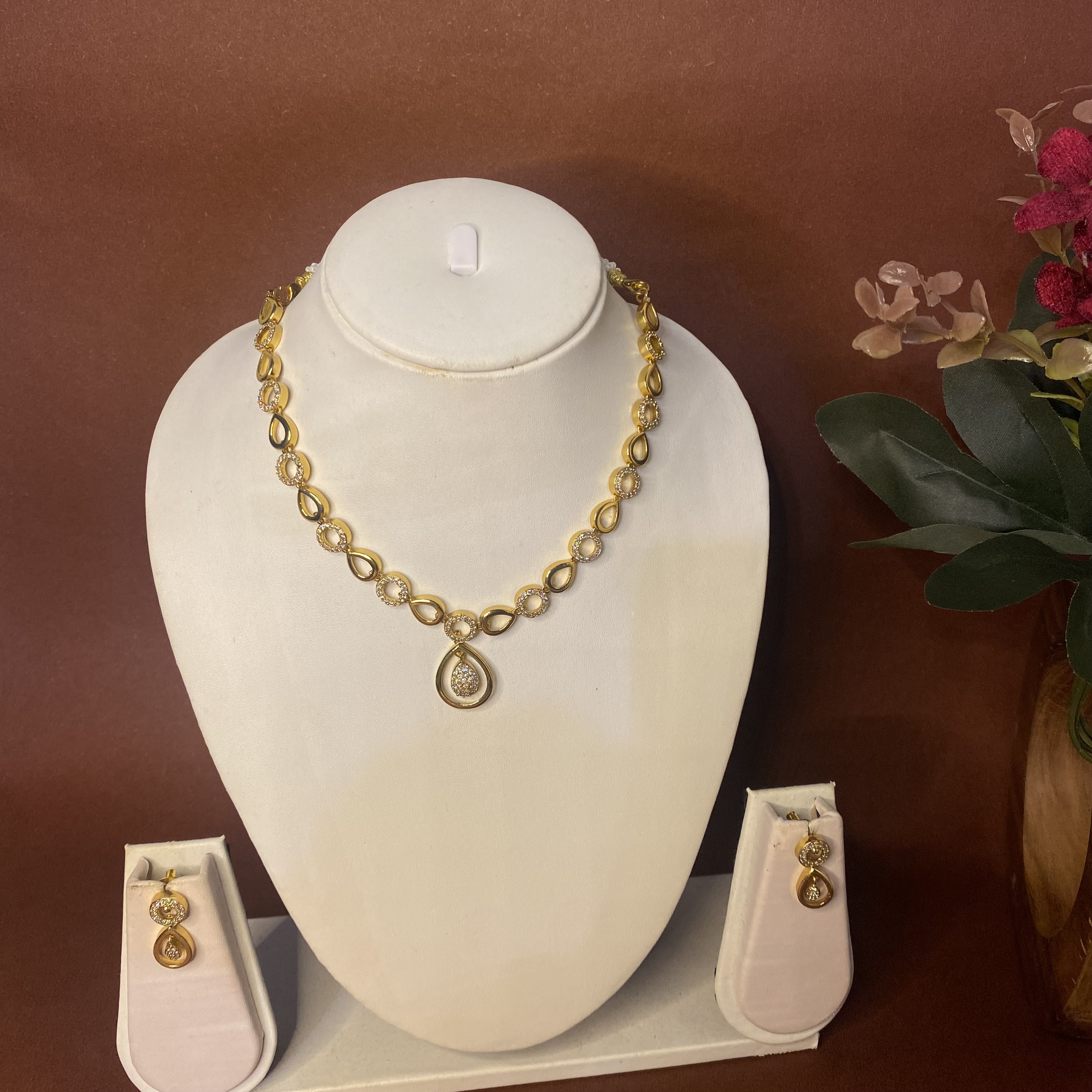 Gold Necklace and Earring Set DLA022