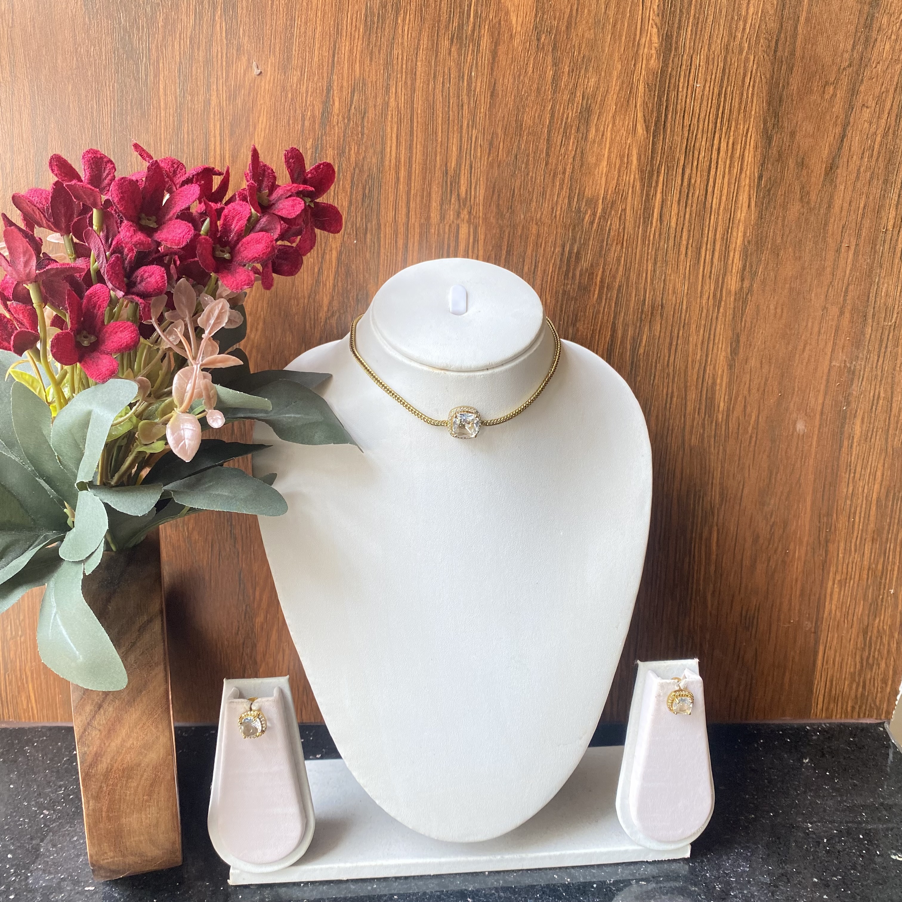 Minimal white stone attigai AS090