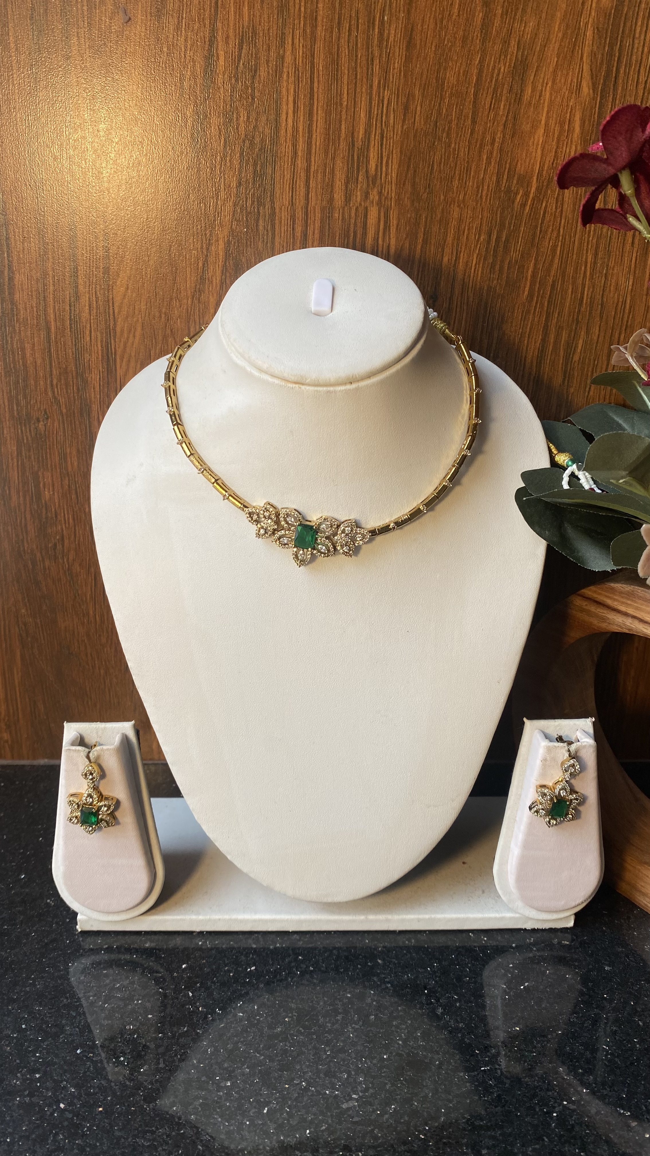 Emerald stone kanti HNS210