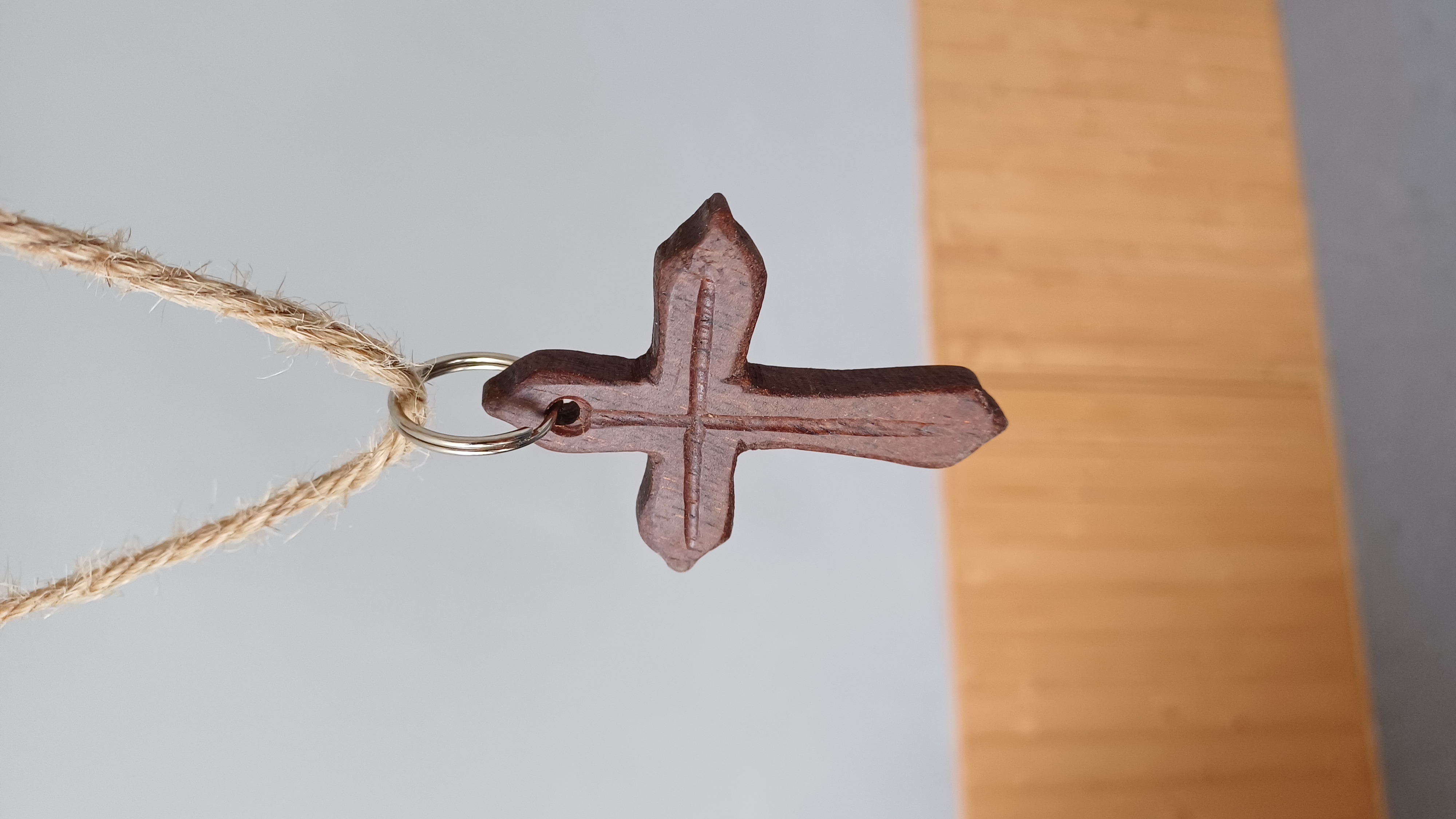 Houten sleutelhanger Kruis