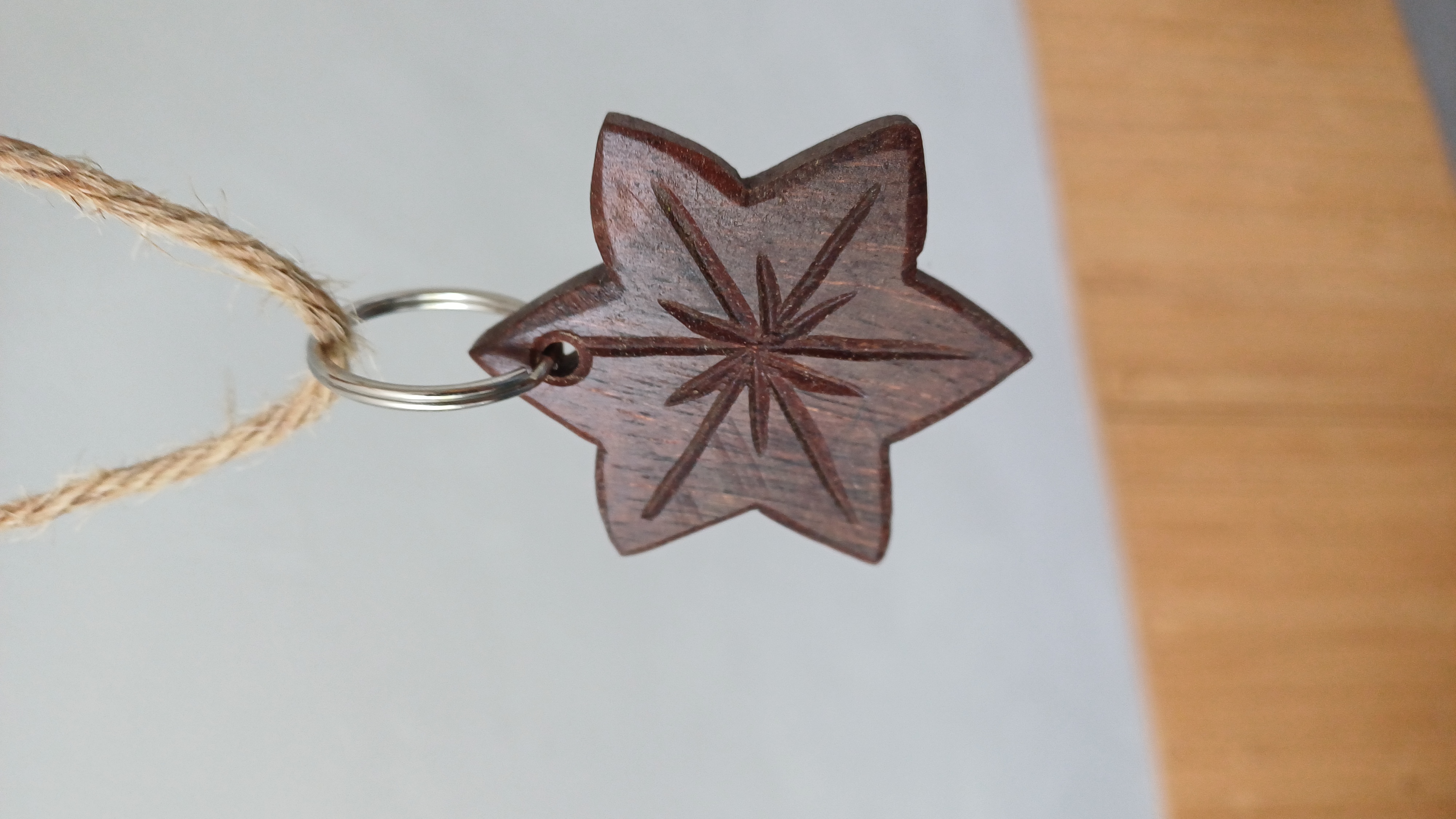 Houten sleutelhanger Bloem