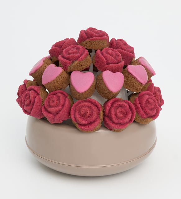 Saksıda Kırmızı Gül, Kalp Kekler ve Koala Yastık