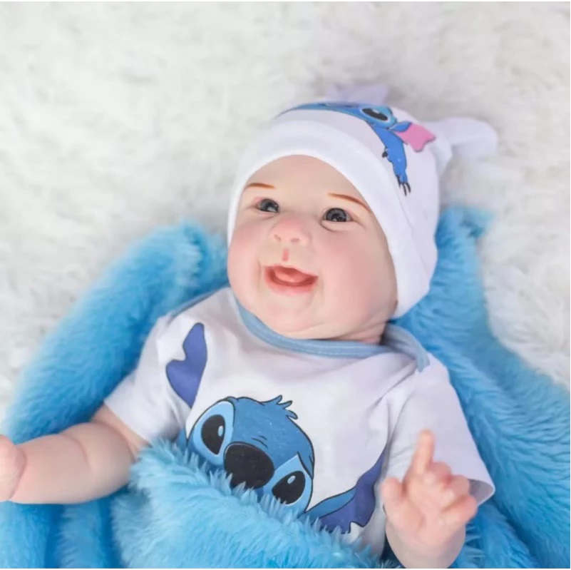 Bebê Reborn Realista Menino de Silicone  Pode dar Banho Conjunto de Roupas Bebê Stitch