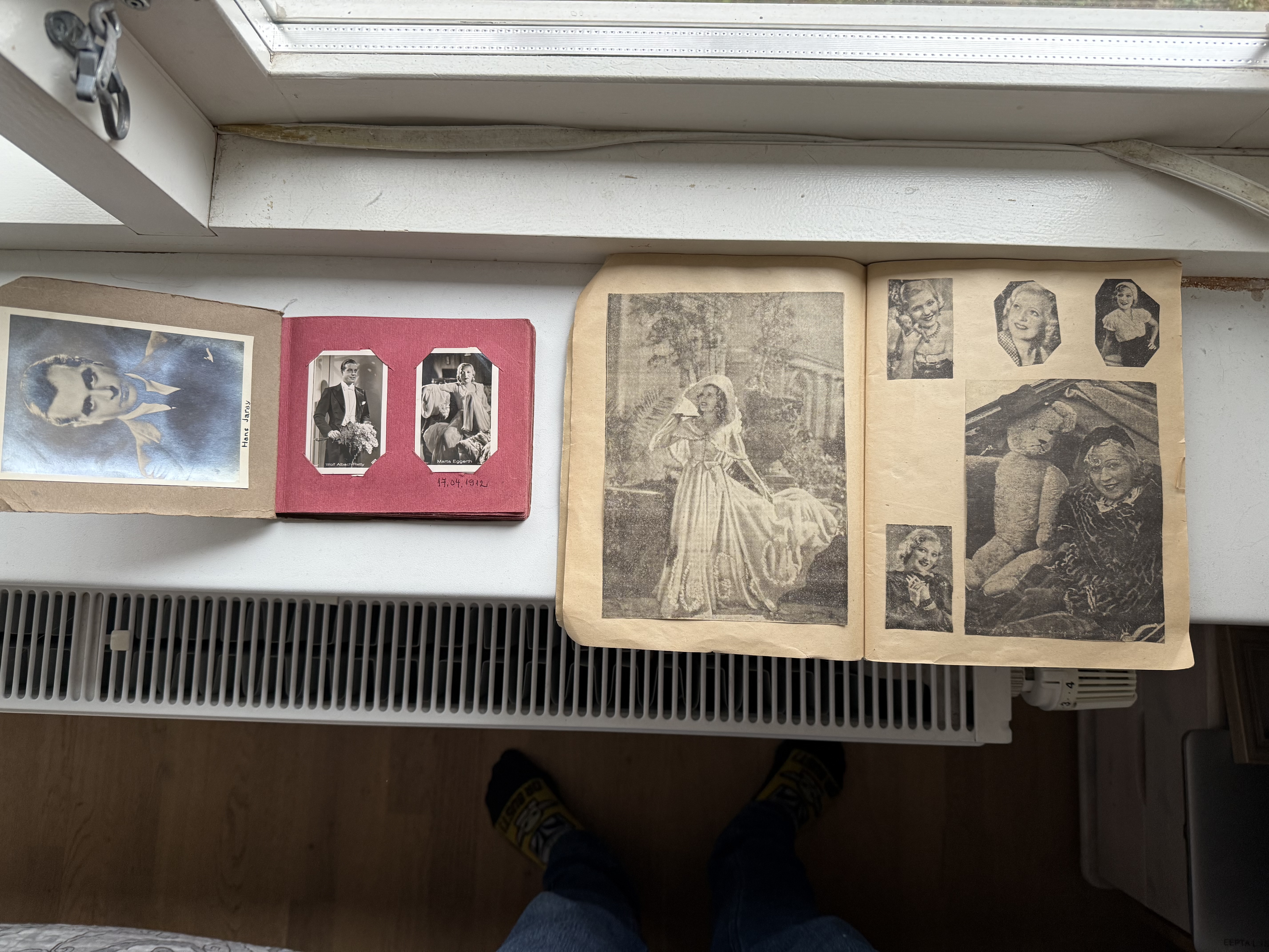 Vintage "Filmi Album" filmistaaride piltidega 1920-1930ndatest, lisaks klade ajaleheväljalõikeid