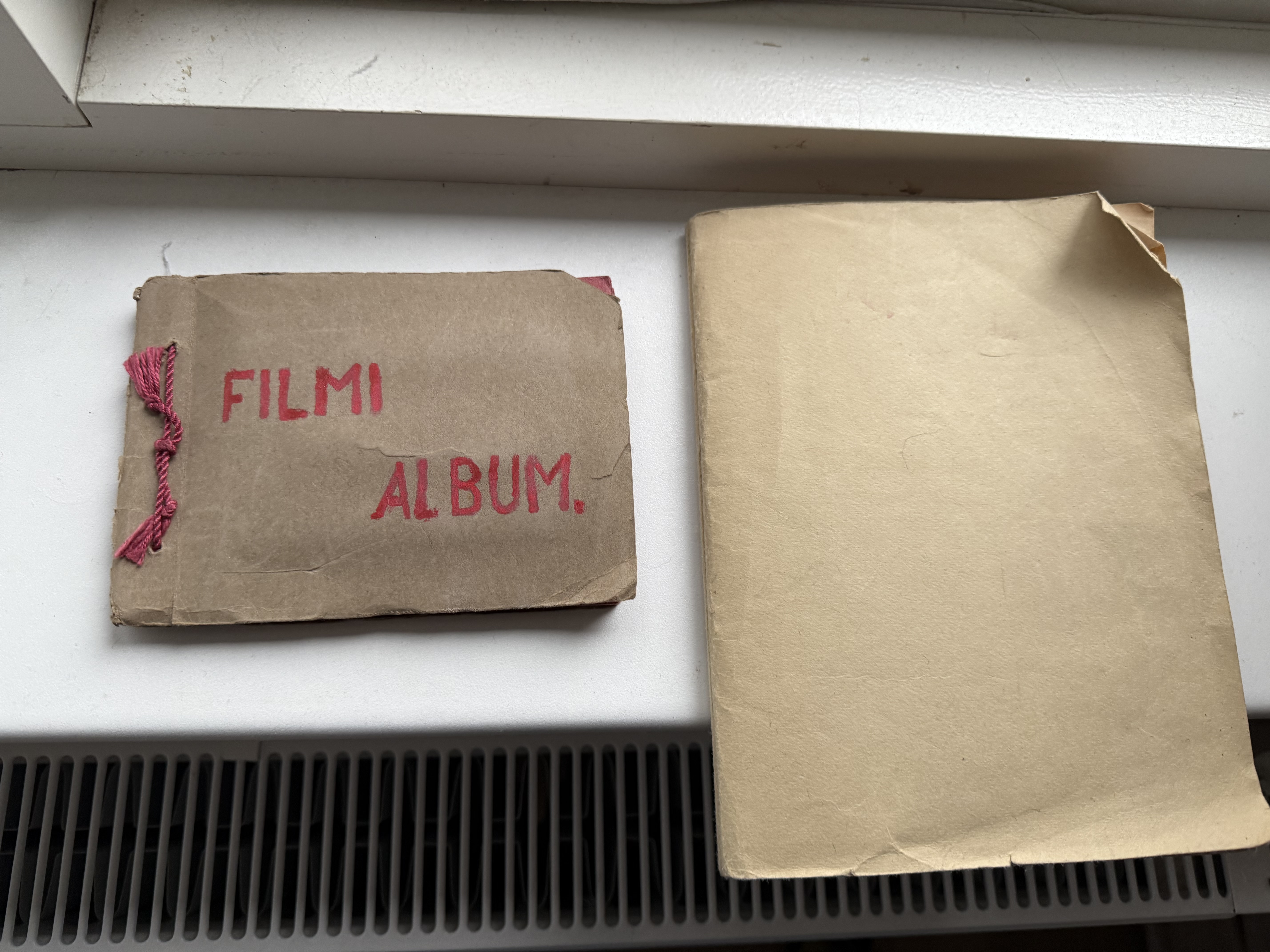 Vintage "Filmi Album" filmistaaride piltidega 1920-1930ndatest, lisaks klade ajaleheväljalõikeid