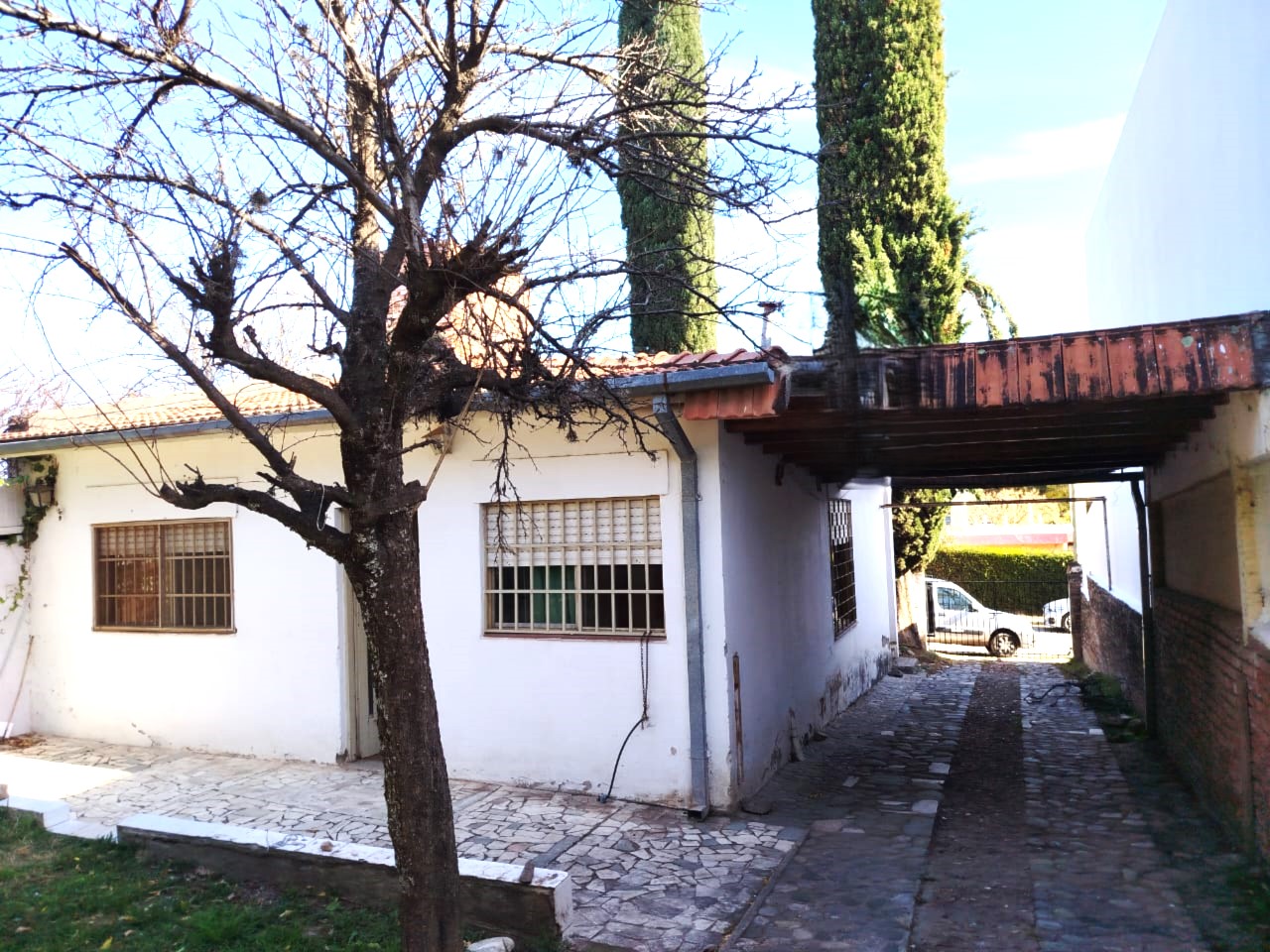 Casa 3 ambientes con parque  excelente ubicacion