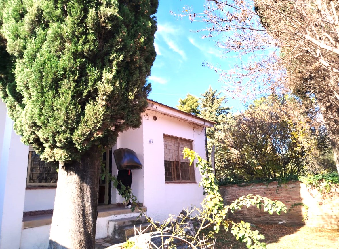 Casa 3 ambientes con parque  excelente ubicacion