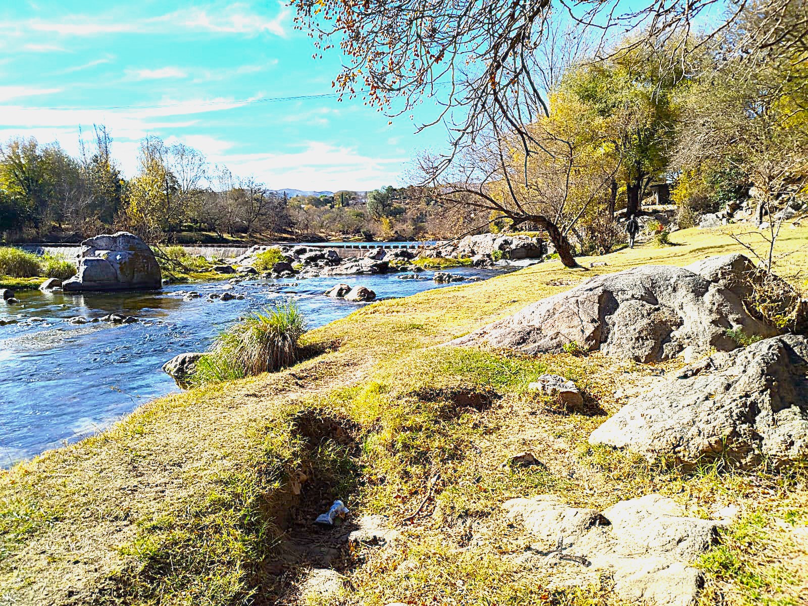 Casa 3 ambientes con parque  excelente ubicacion