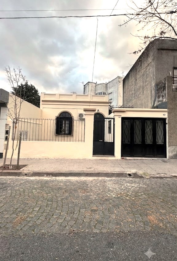 Venta casa 4 amb c/cochera y jardin
