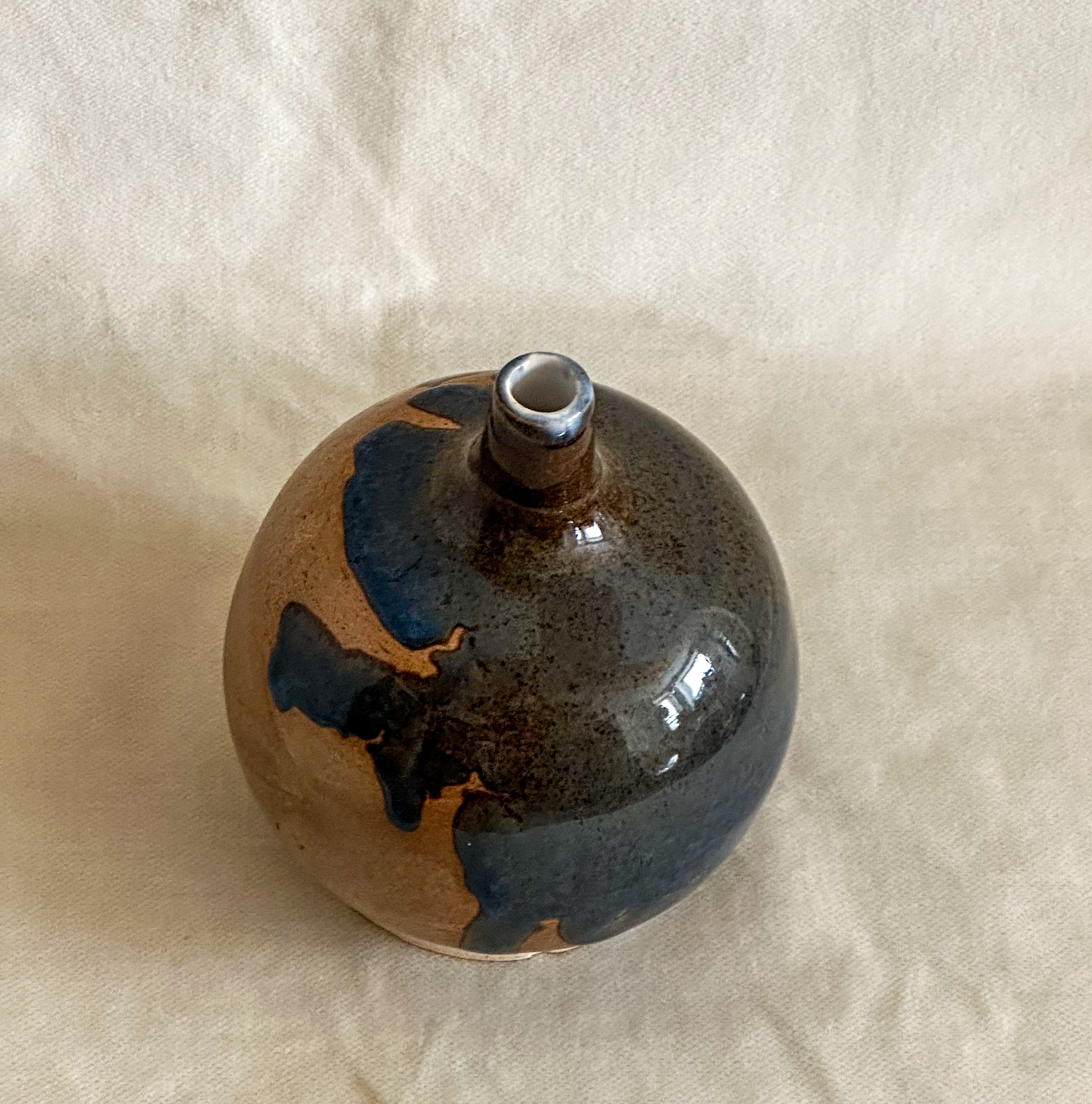Round vase in organic two tone