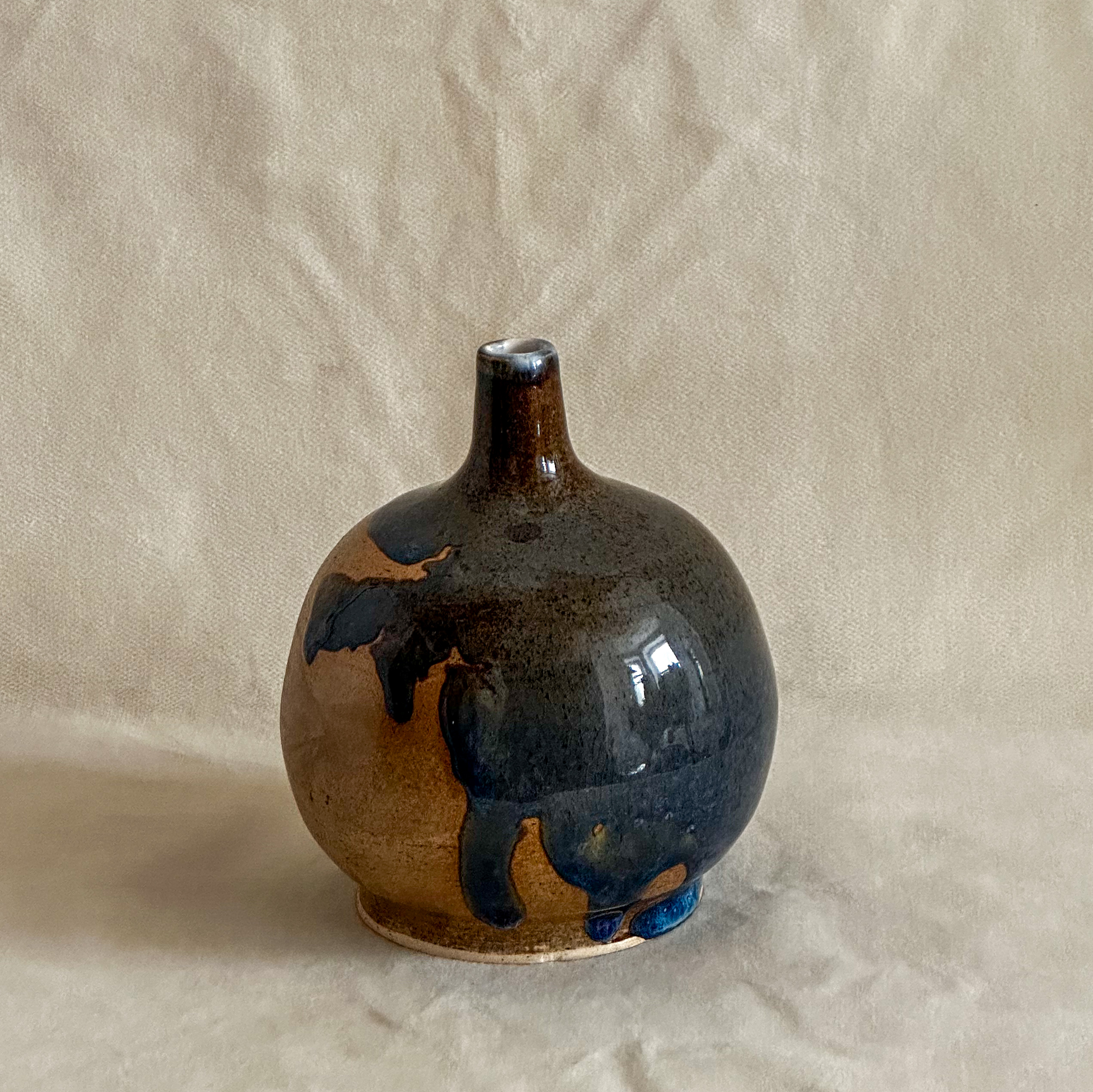Round vase in organic two tone