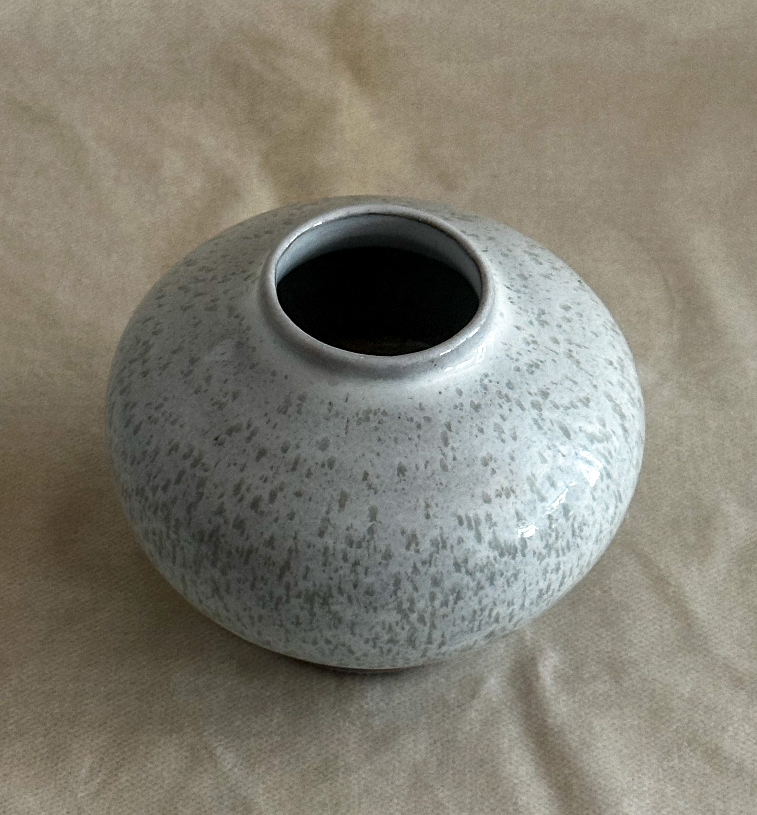 Small base in white