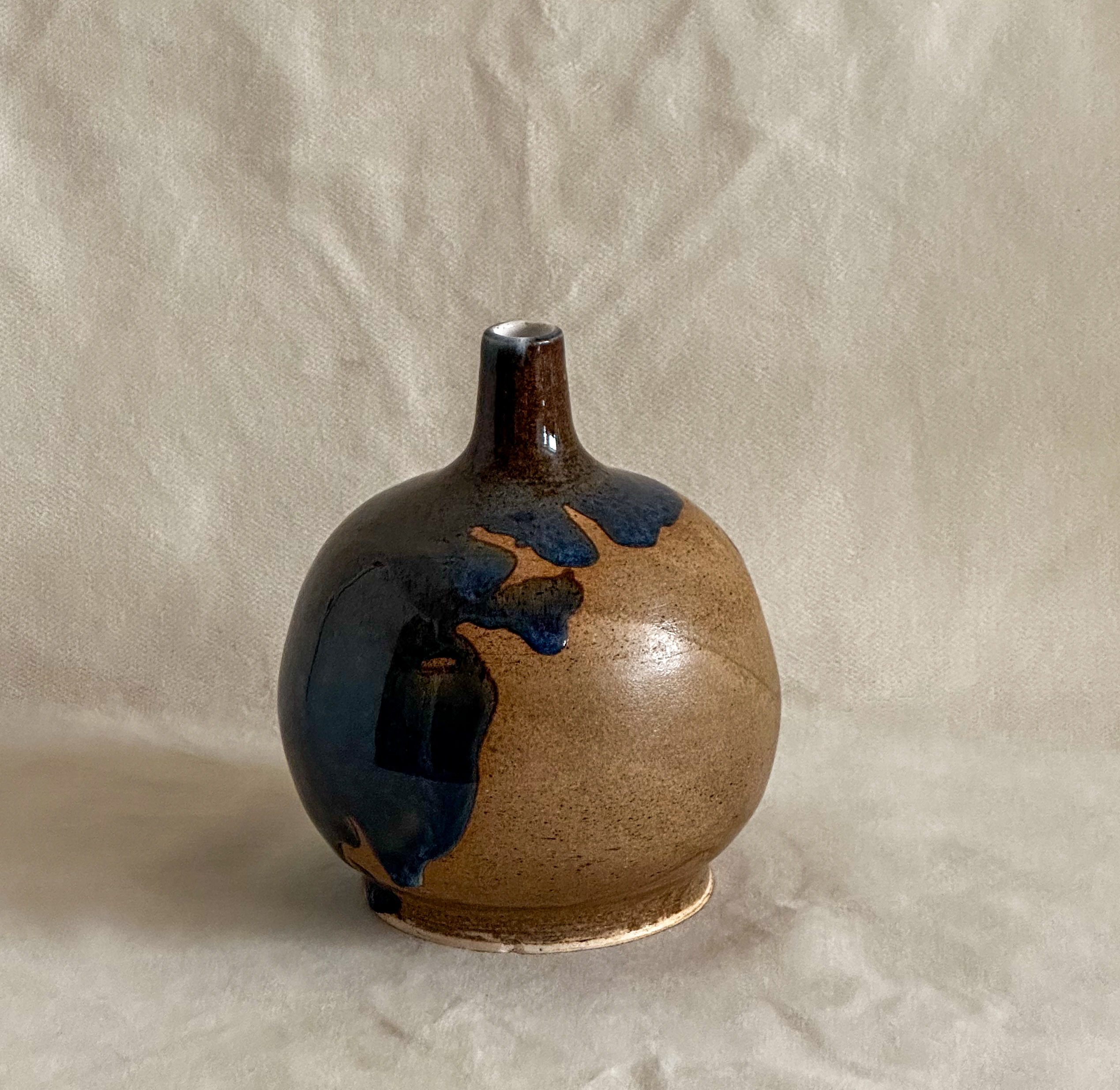 Round vase in organic two tone