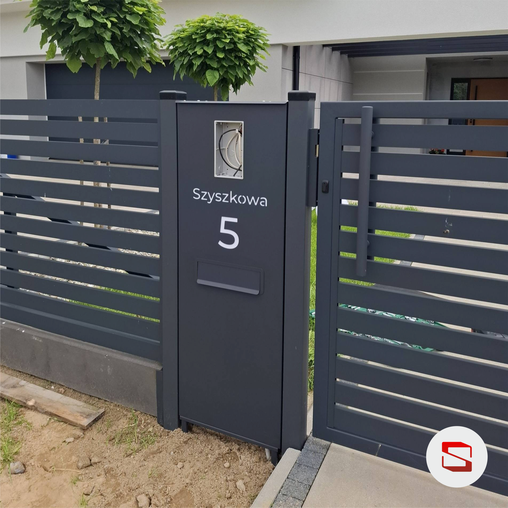 Słupek multimedialny, skrzynka na listy, podświetlenie numeru, między słupki, domofon/ wideofon