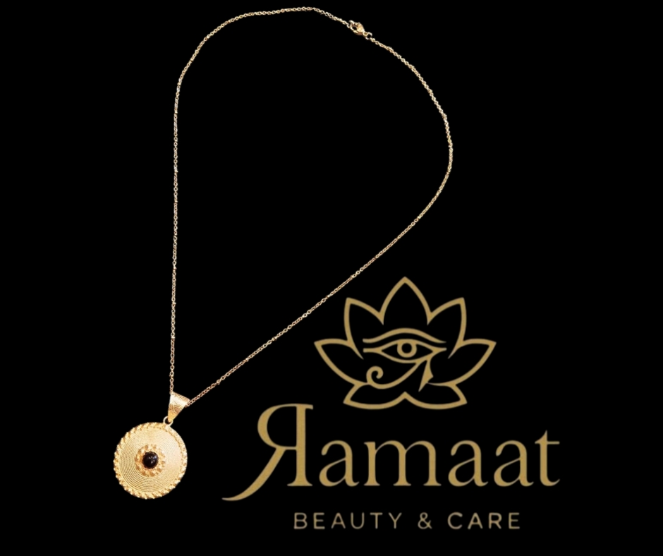 Collana con ciondolo dorato