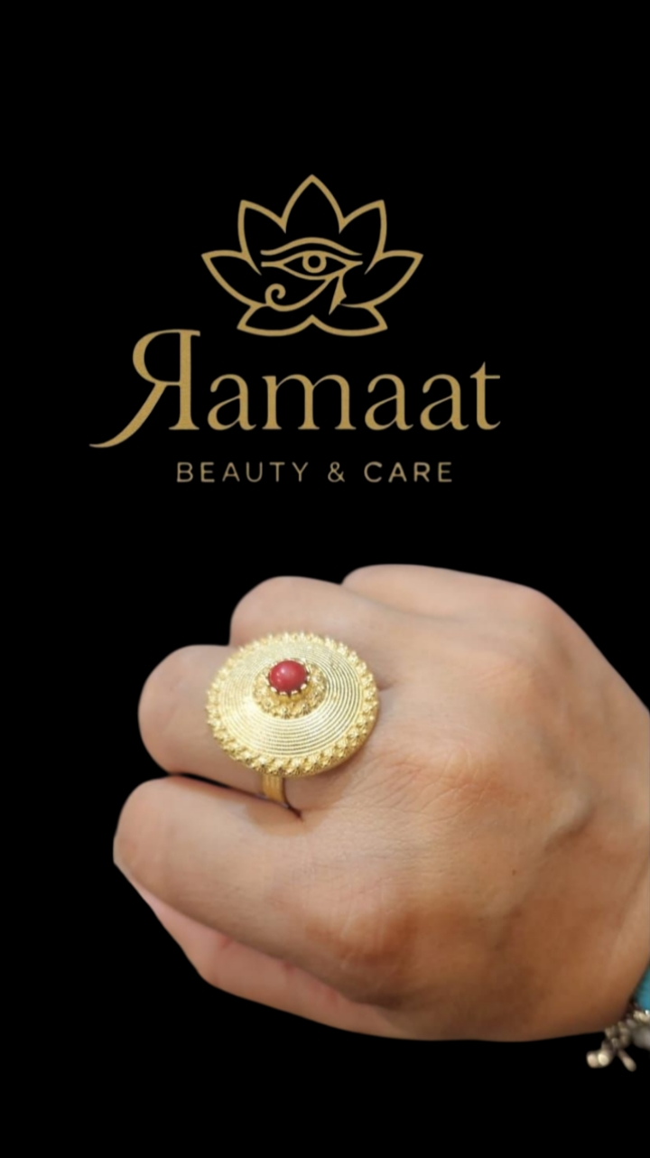 Anello dorato in oro con pietra rossa