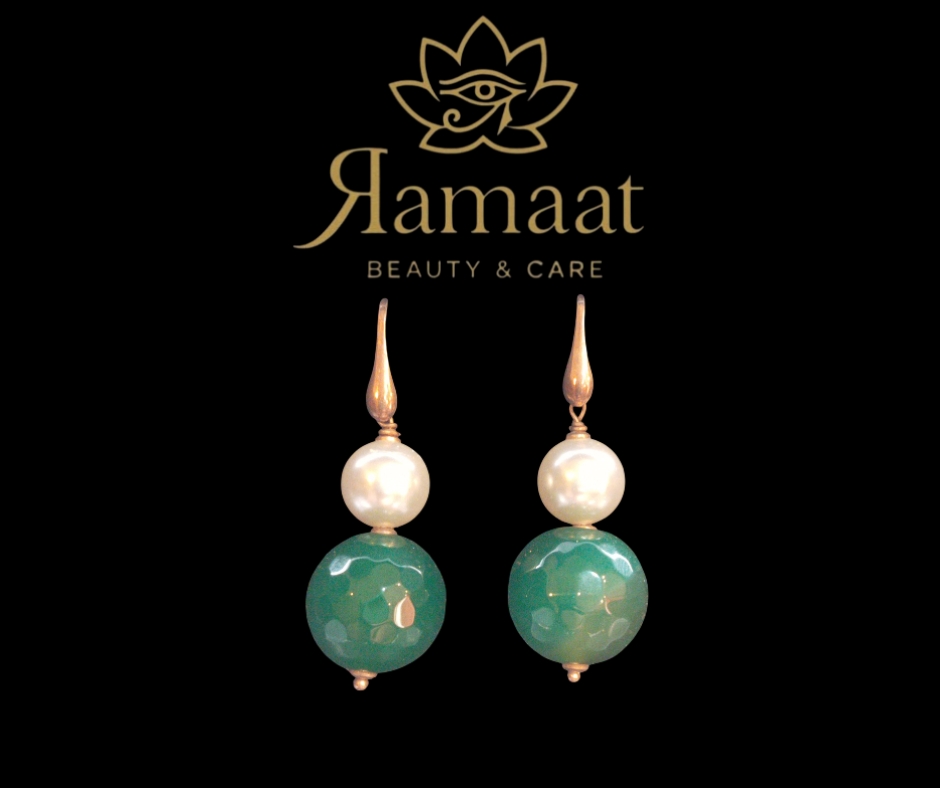 Eleganti orecchini con perle e pietre verdi