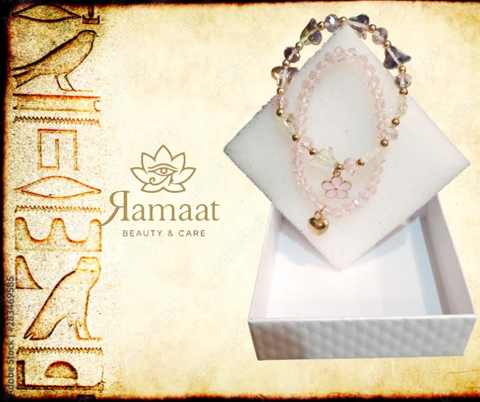 Braccialetto di pietra rosa con ciondoli dorati